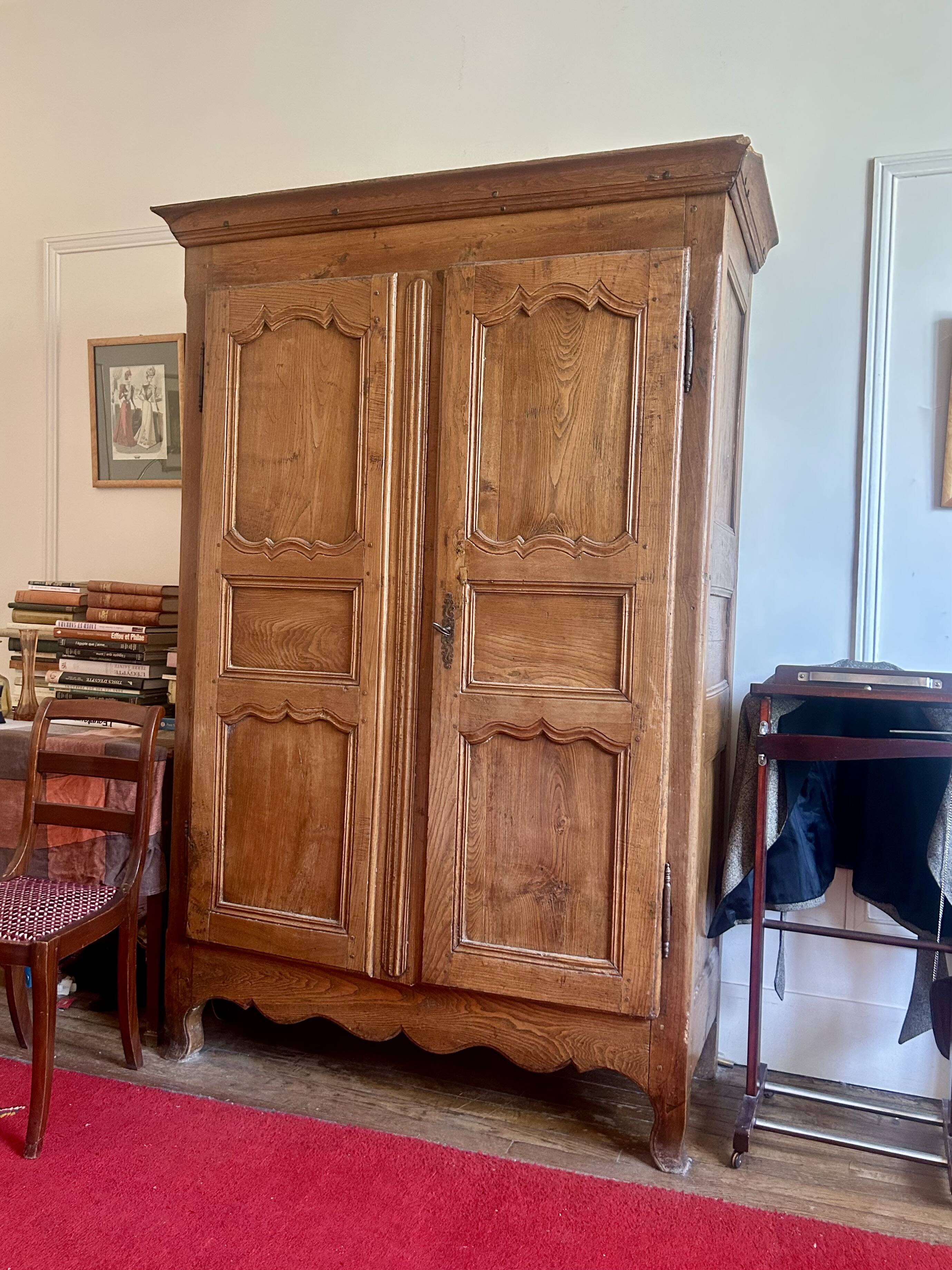 Rustic French antique wardrobe in solid wood – 19th century