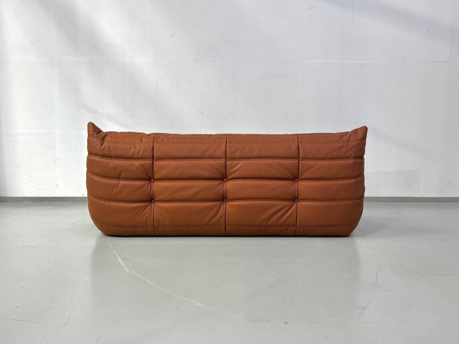 Canapé Togo français en cuir de vachette épais couleur cognac, signé Michel Ducaroy pour Ligne Roset