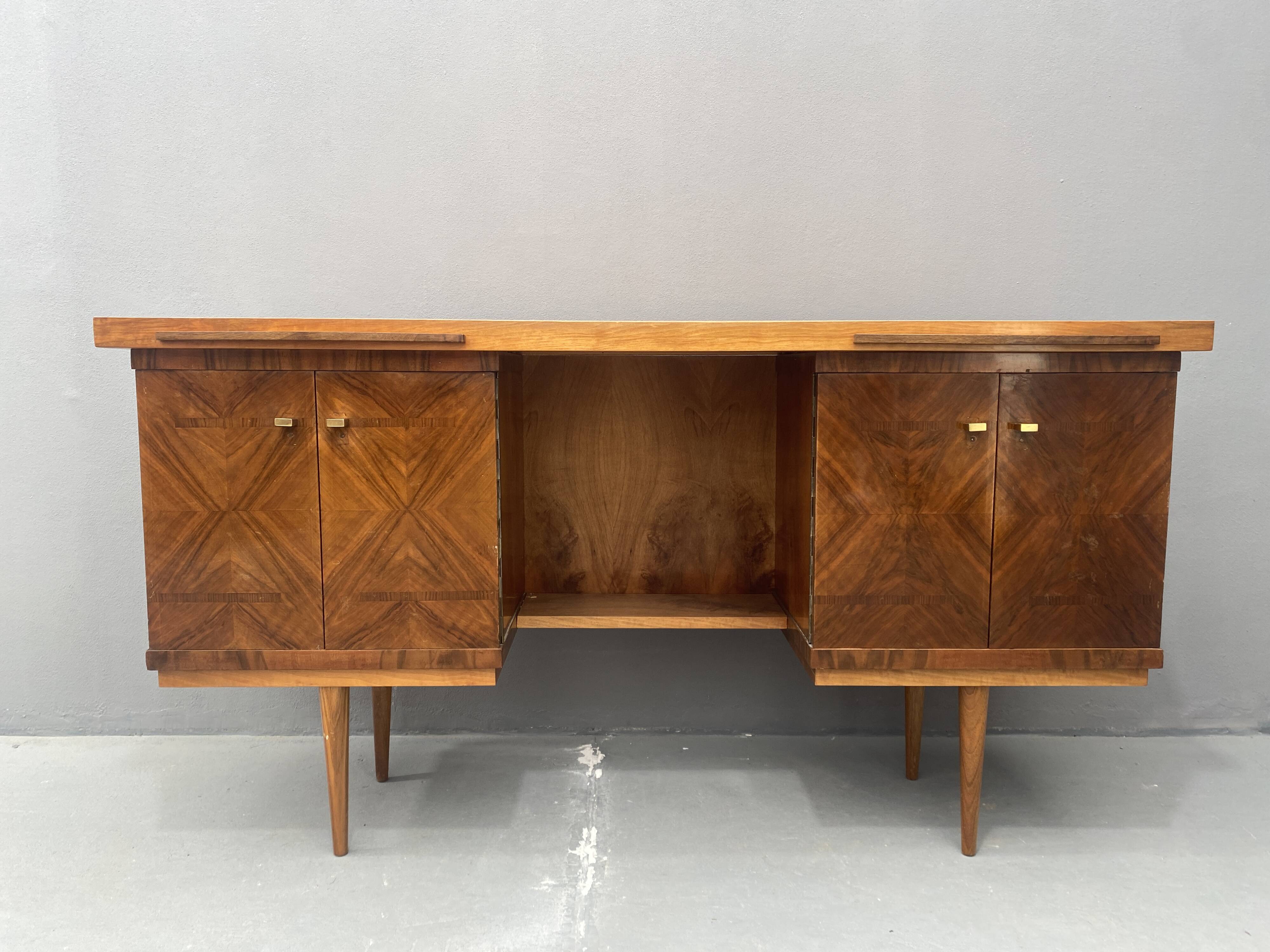 Bureau en noyer du milieu du siècle, années 1970, Tchécoslovaquie