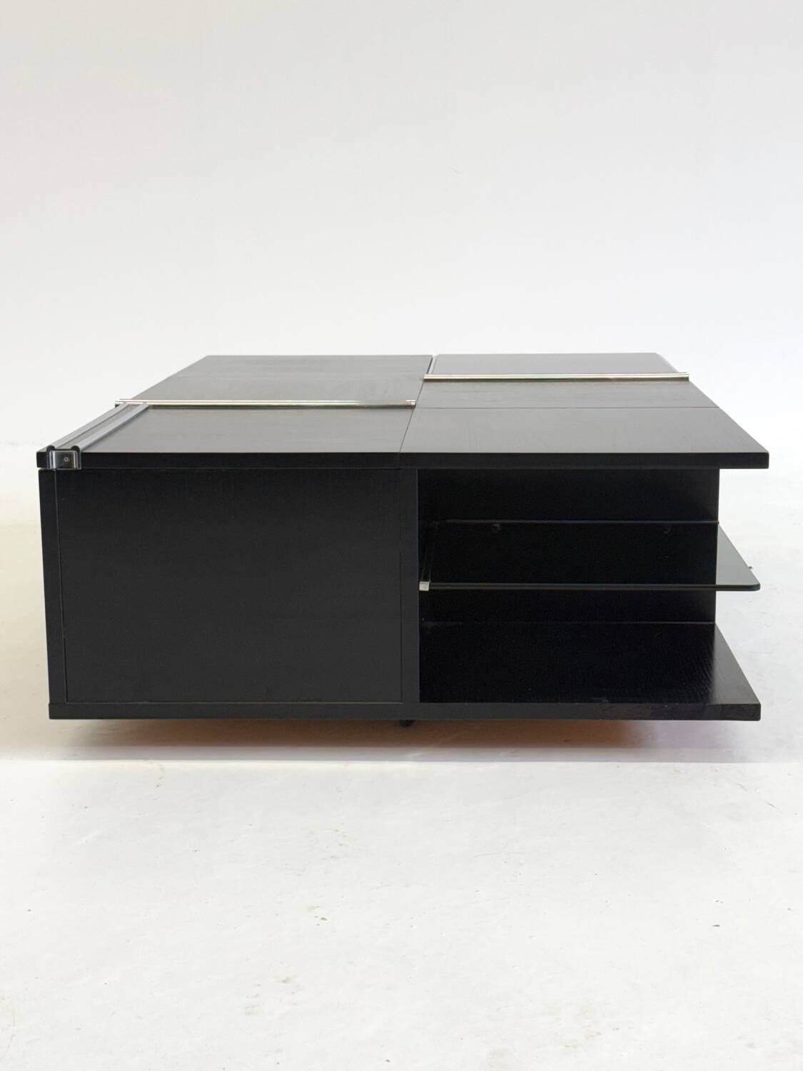 Table basse vintage en bois noir de Fiarm avec détails chromés