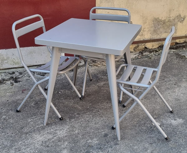 Table tolix, design indus, et ses 3 chaises pliantes, dessinés par xavier pauchard