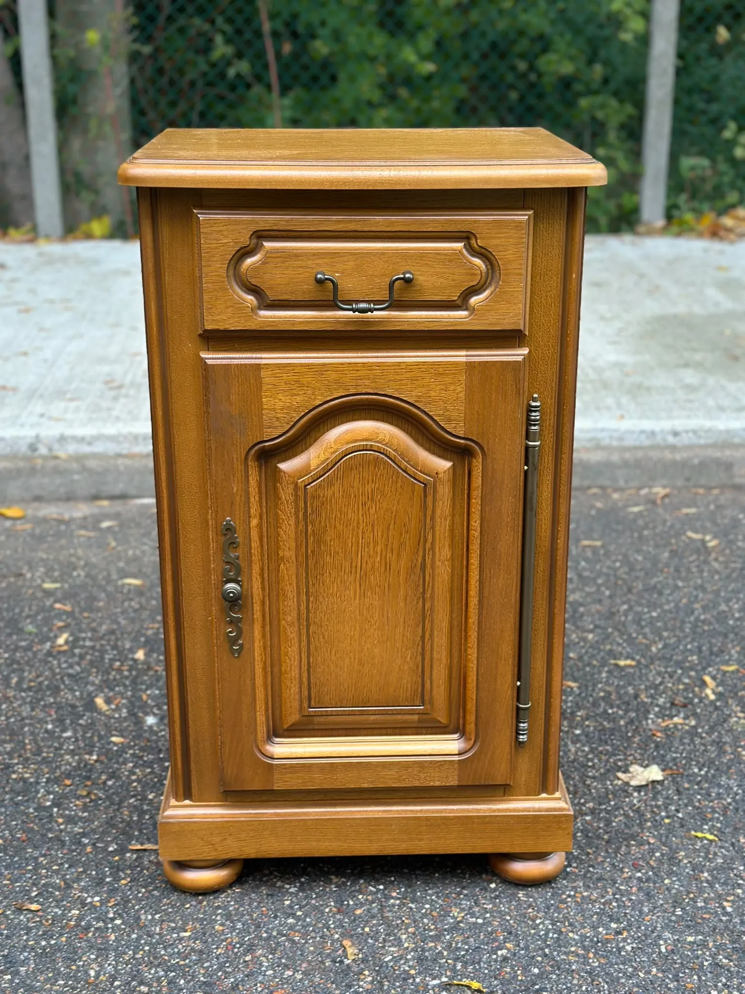 Table de chevet haute meuble d'appoint en chêne teinté miel 1980