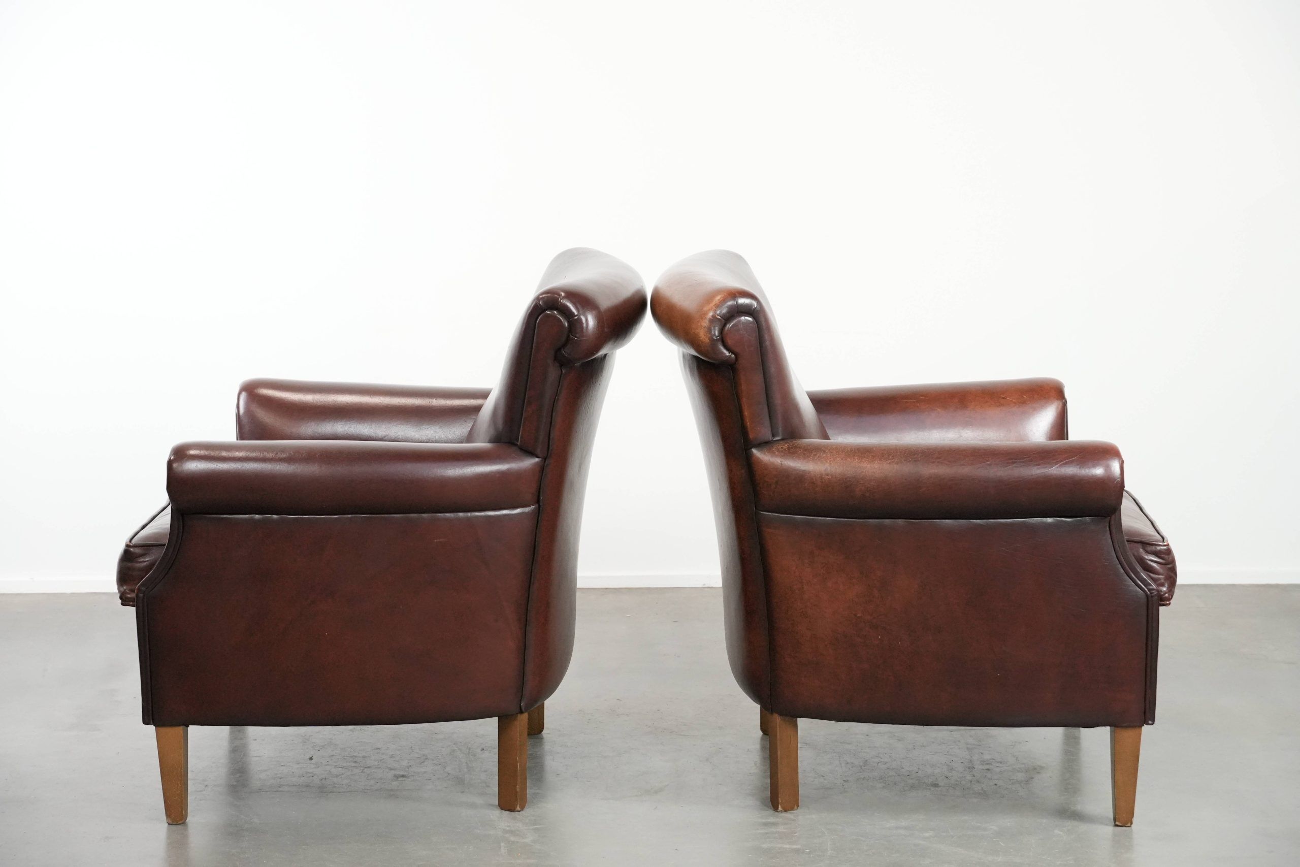 Set of 2 luxury sheepskin armchairs with a timeless look