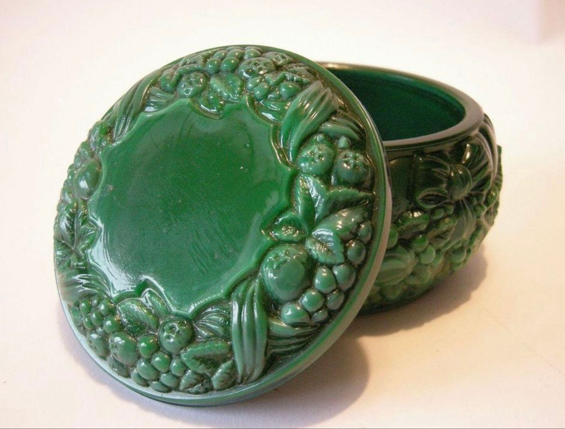 Art Deco box in malachite glass in the style of Schlevogt/collection Ingrid