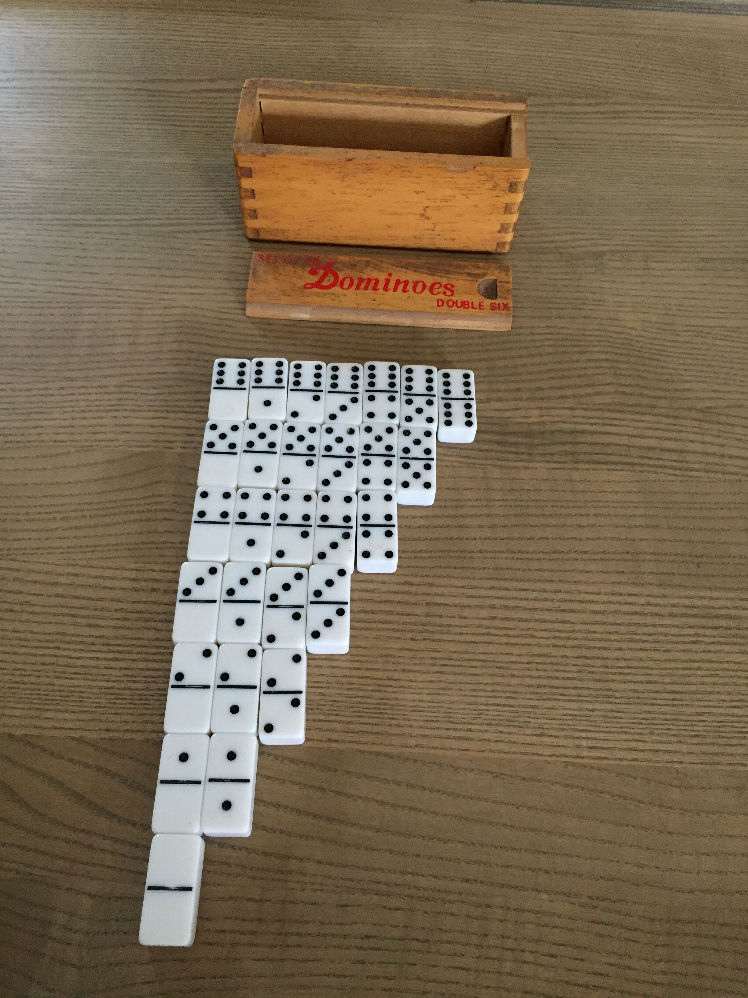Jeu de dominos anciens dans sa boite en bois