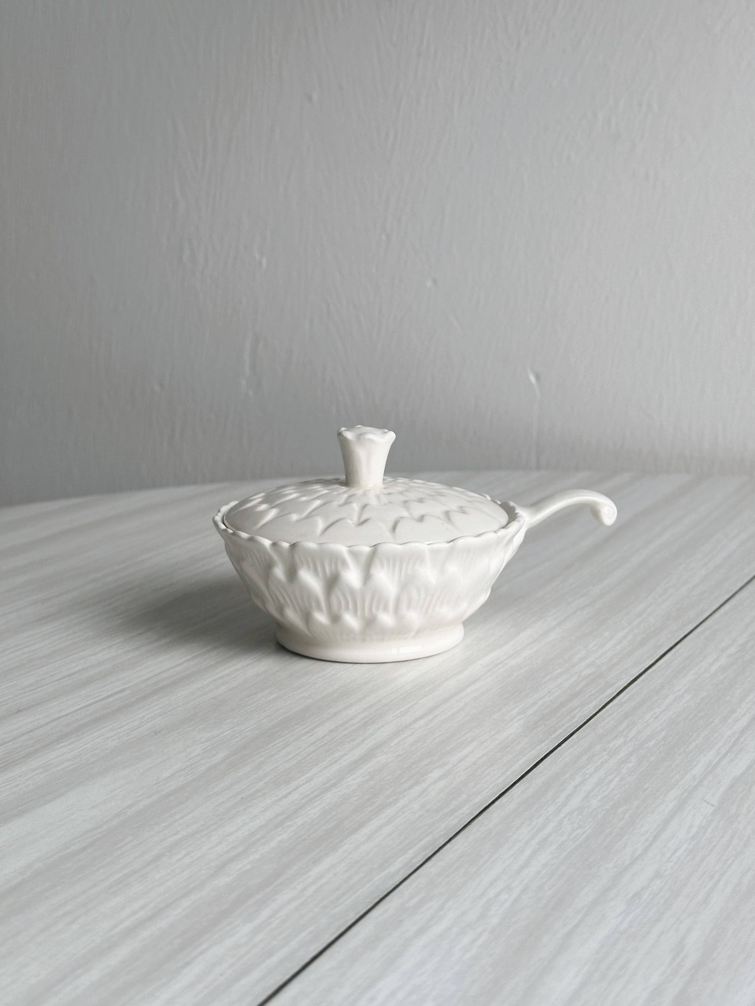 Sucrier ou boîte à condiments, porcelaine blanche