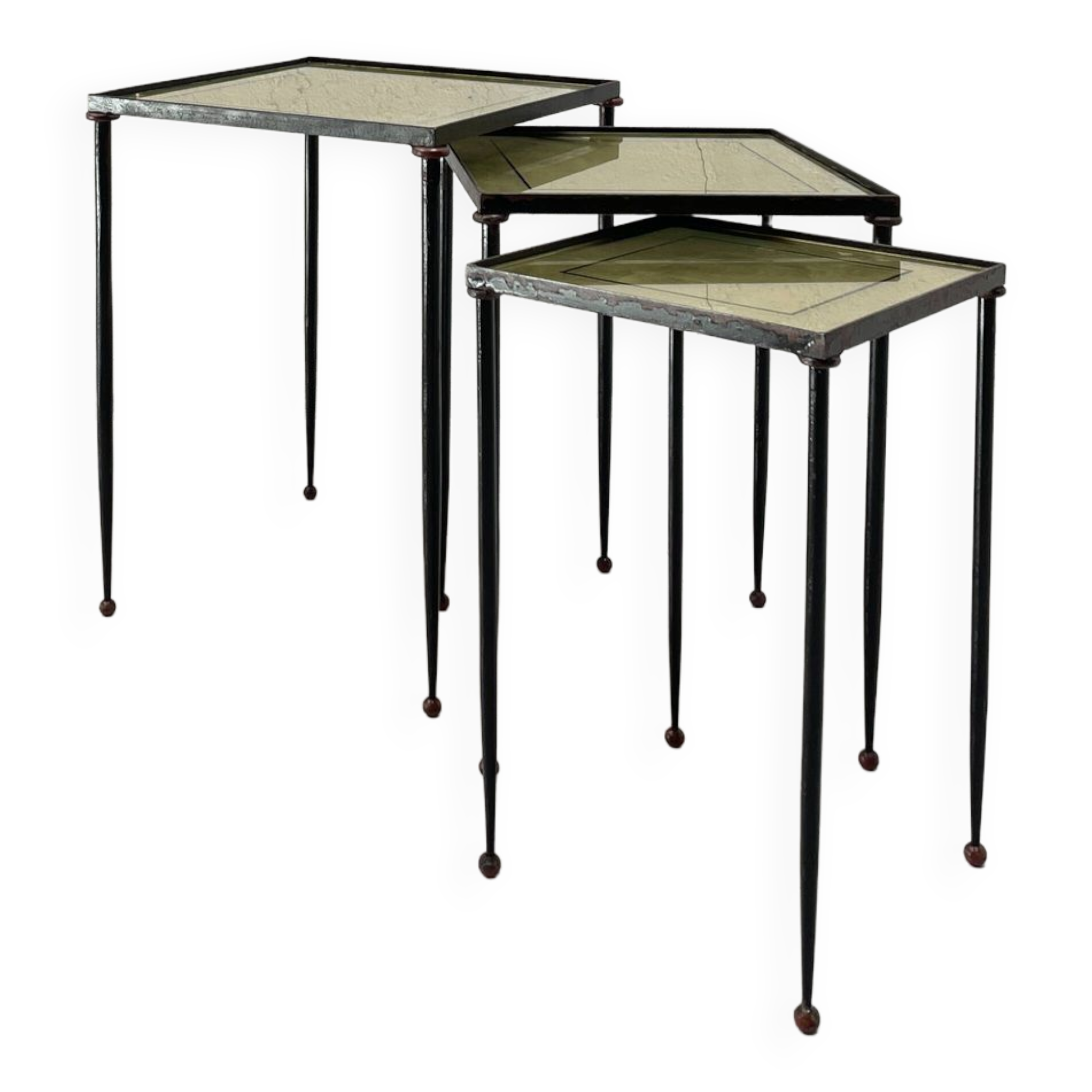 Suite de tables gigognes en métal et verre.