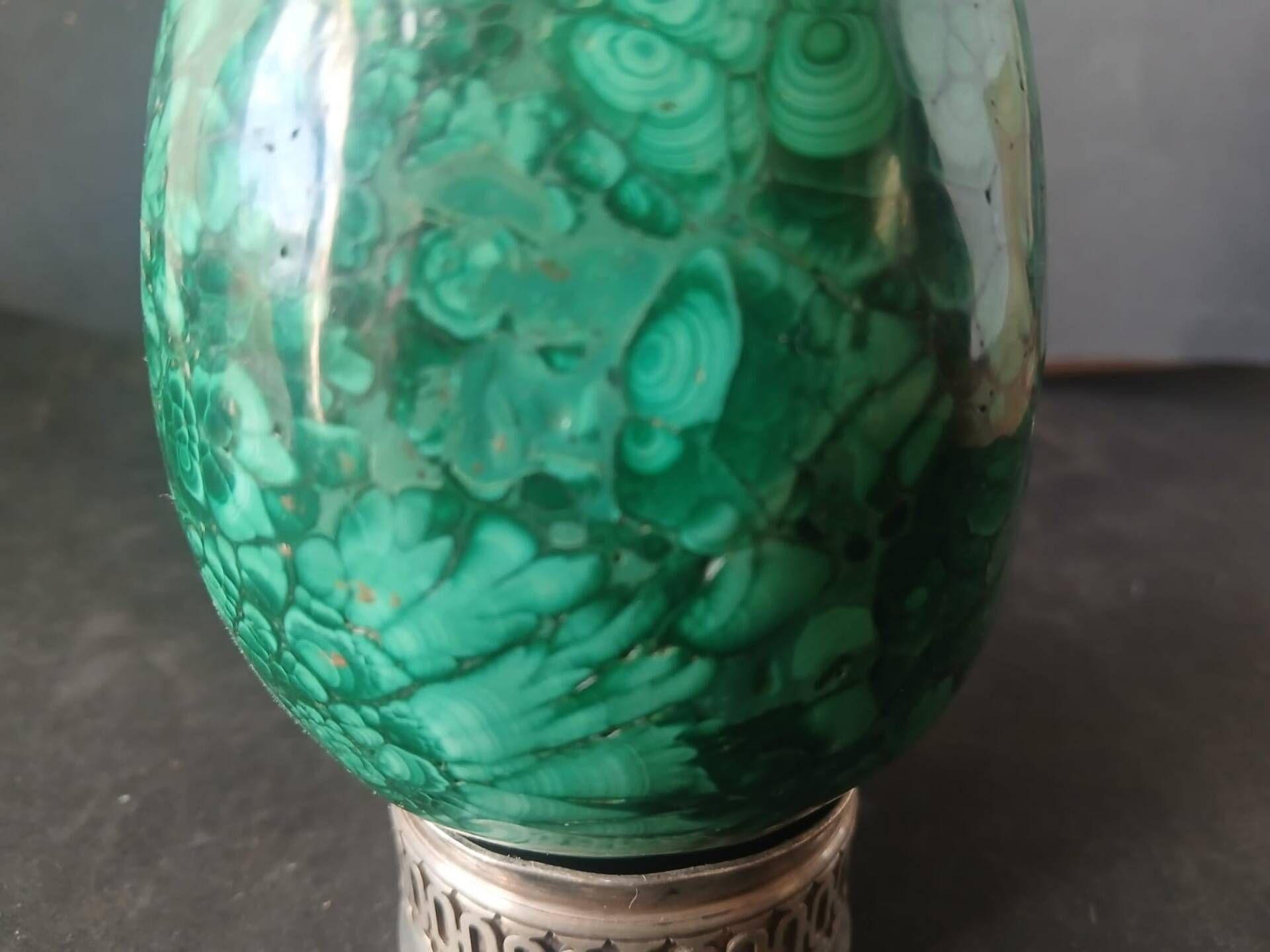 Large decorative egg in natural malachite