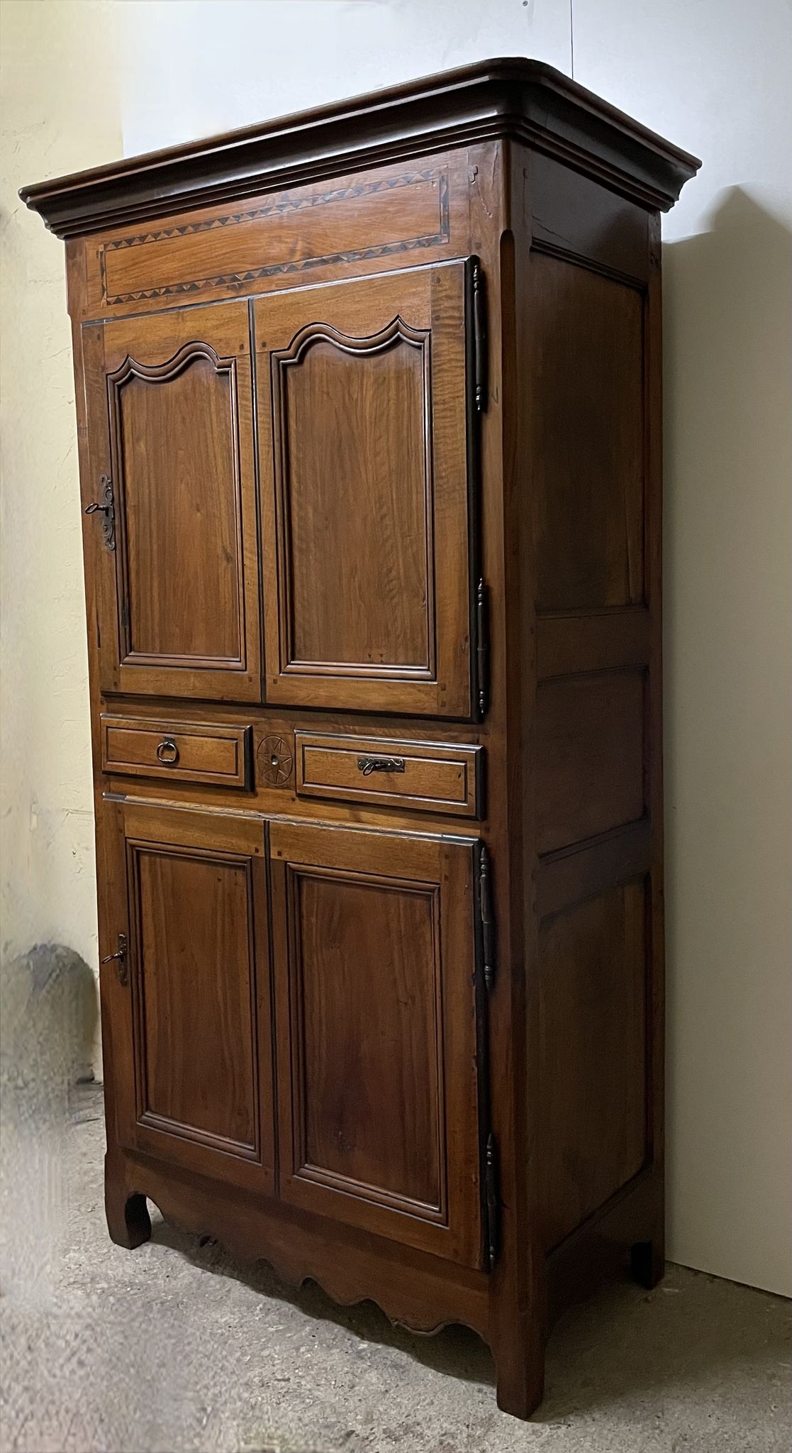 Armoire en noyer d'époque XIX ème