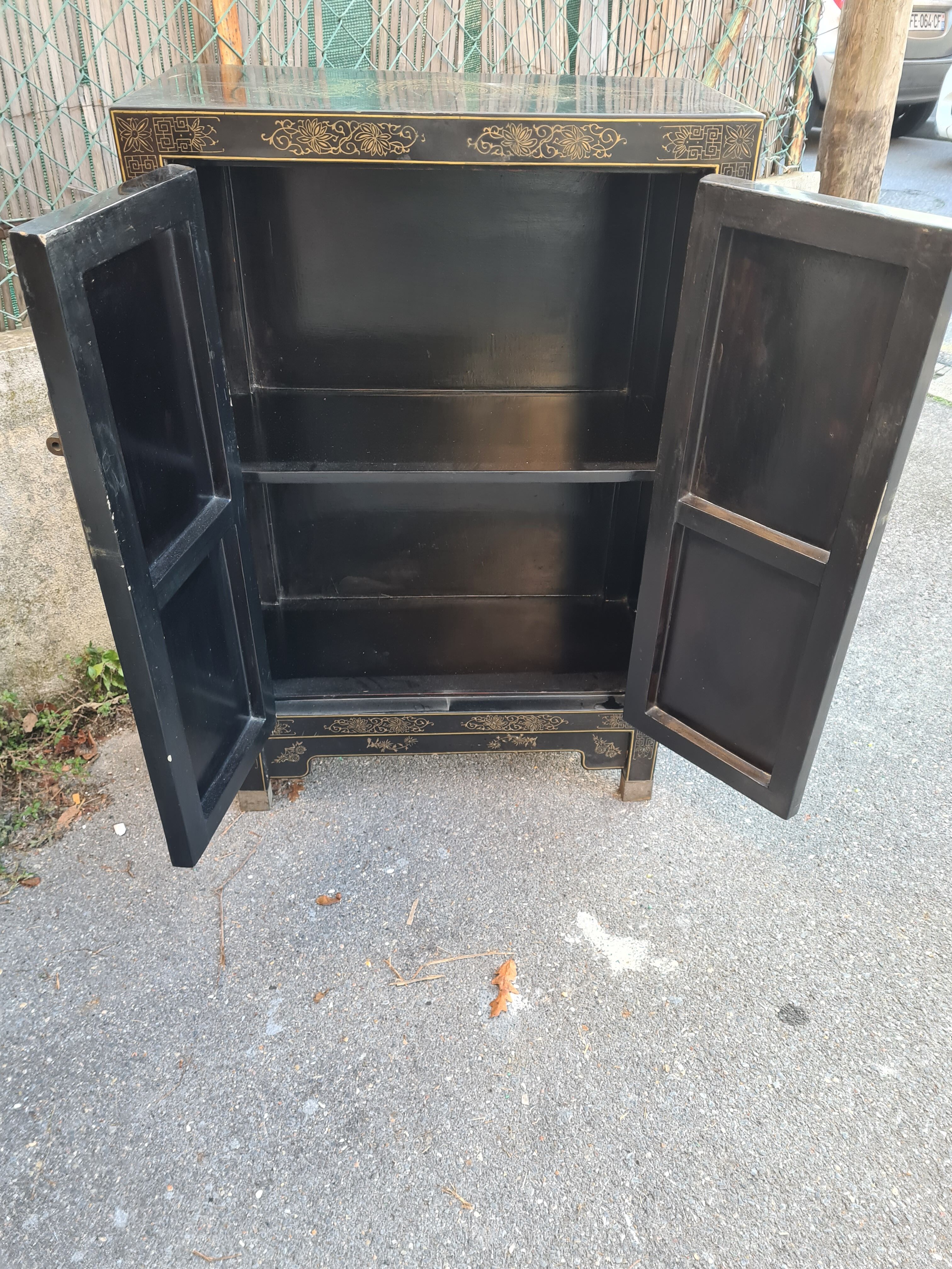 Meuble chinois ouvrant à 2 portes laque noire et pierres dures