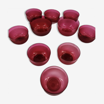 Suite de 10 coupelles en cristal rose fushia