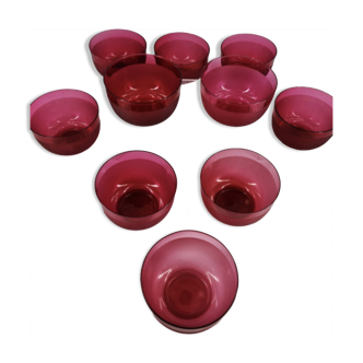 Suite de 10 coupelles en cristal rose fushia