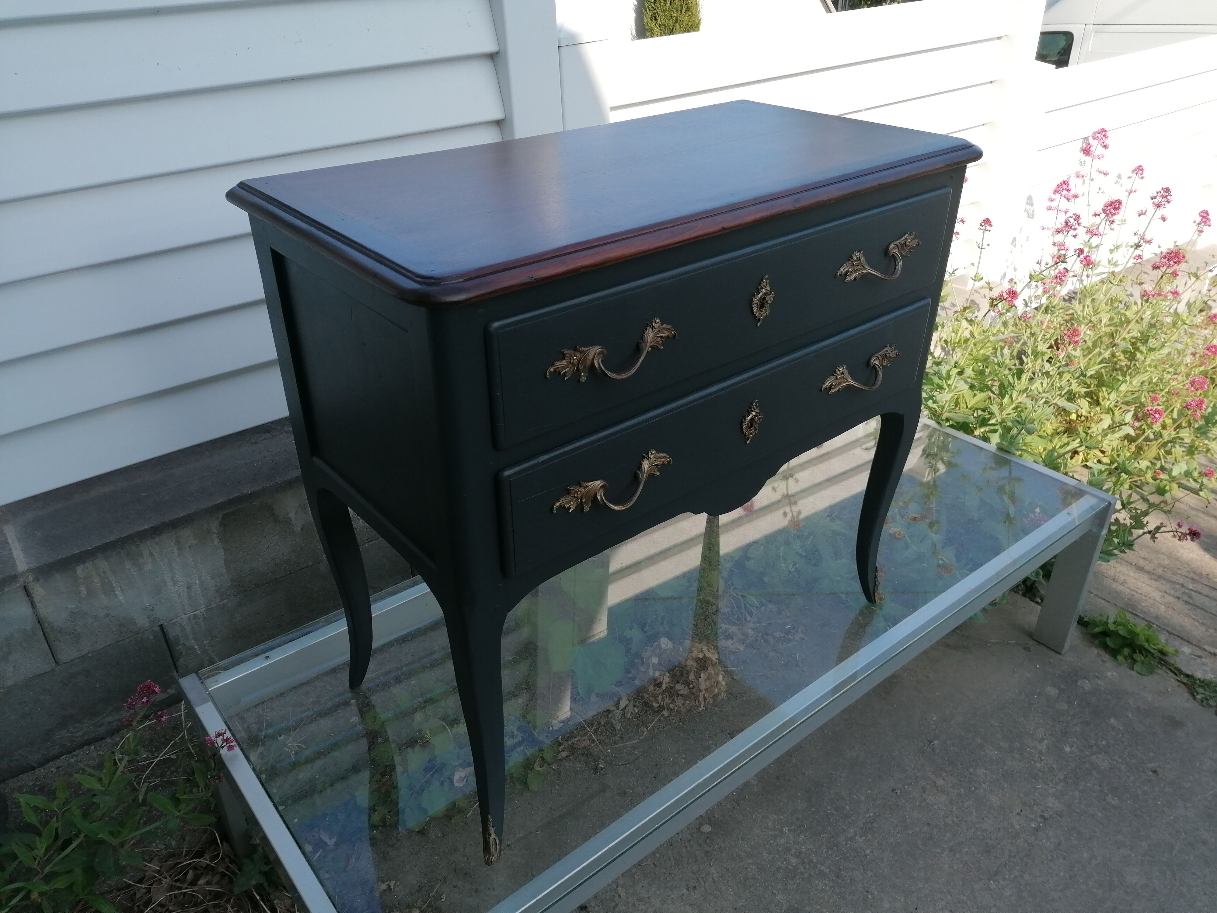 Jumping chest of drawers