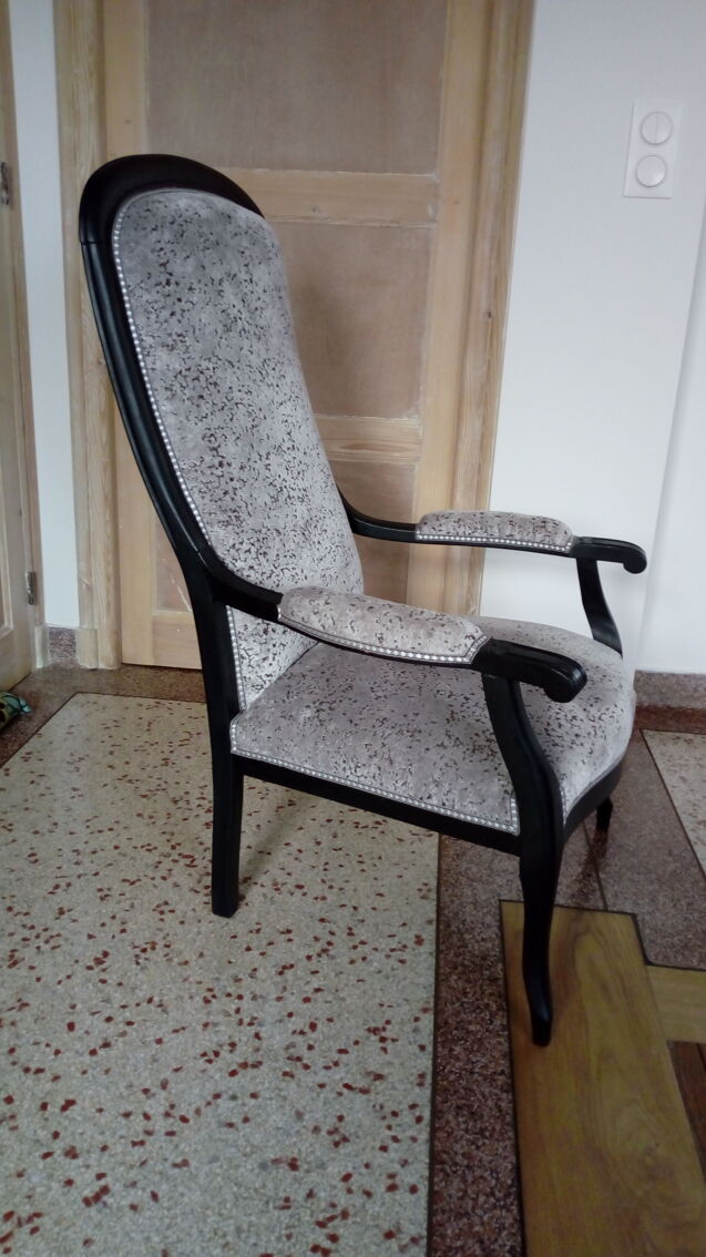 Fauteuil Voltaire ancien refait à neuf avec tissu velours gris très  lumineux et finition galon | Selency