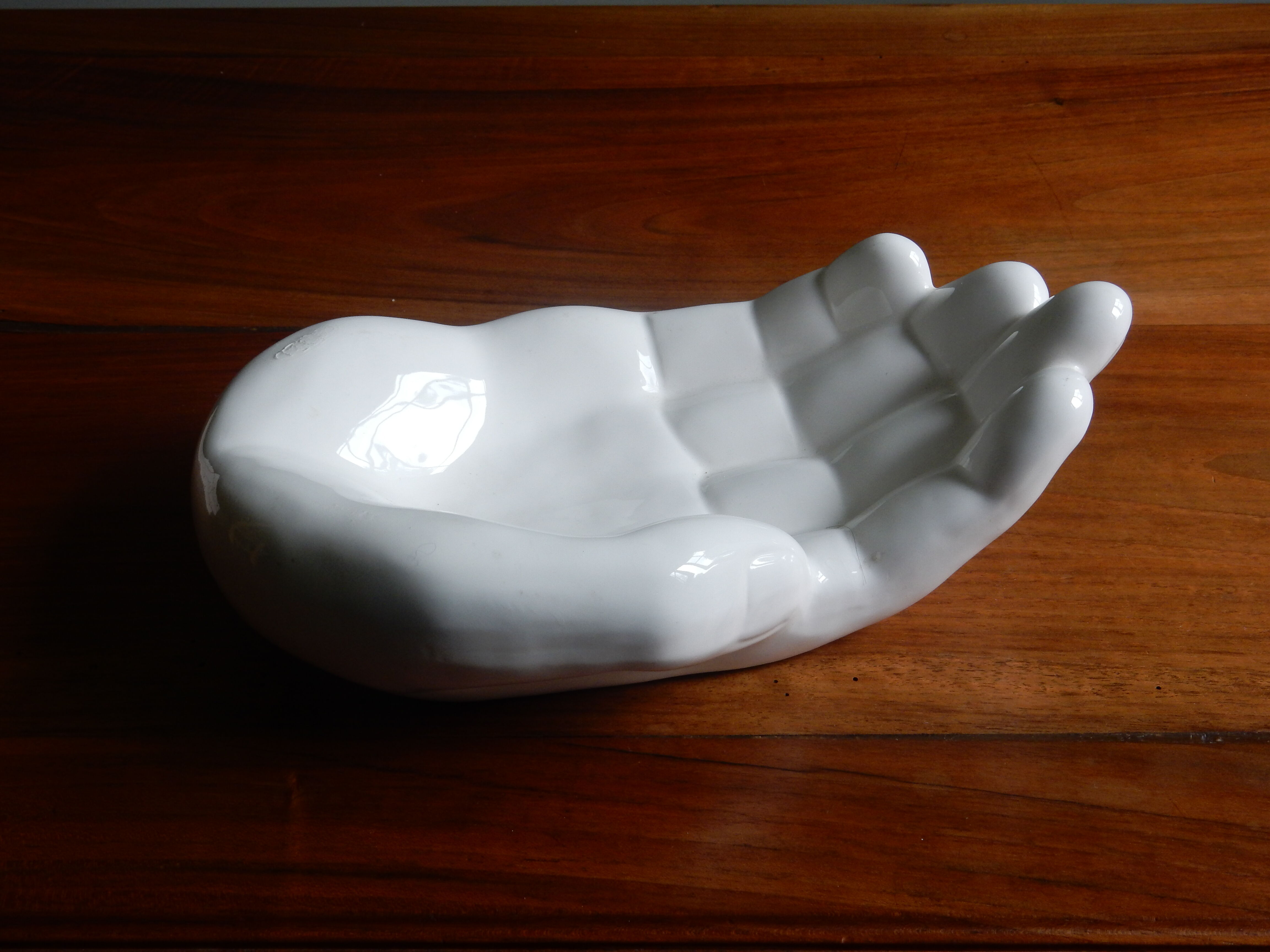 Large empty hand-shaped pocket / Vintage 70s white ceramic