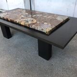 Table basse avec plateau en bois pétrifié