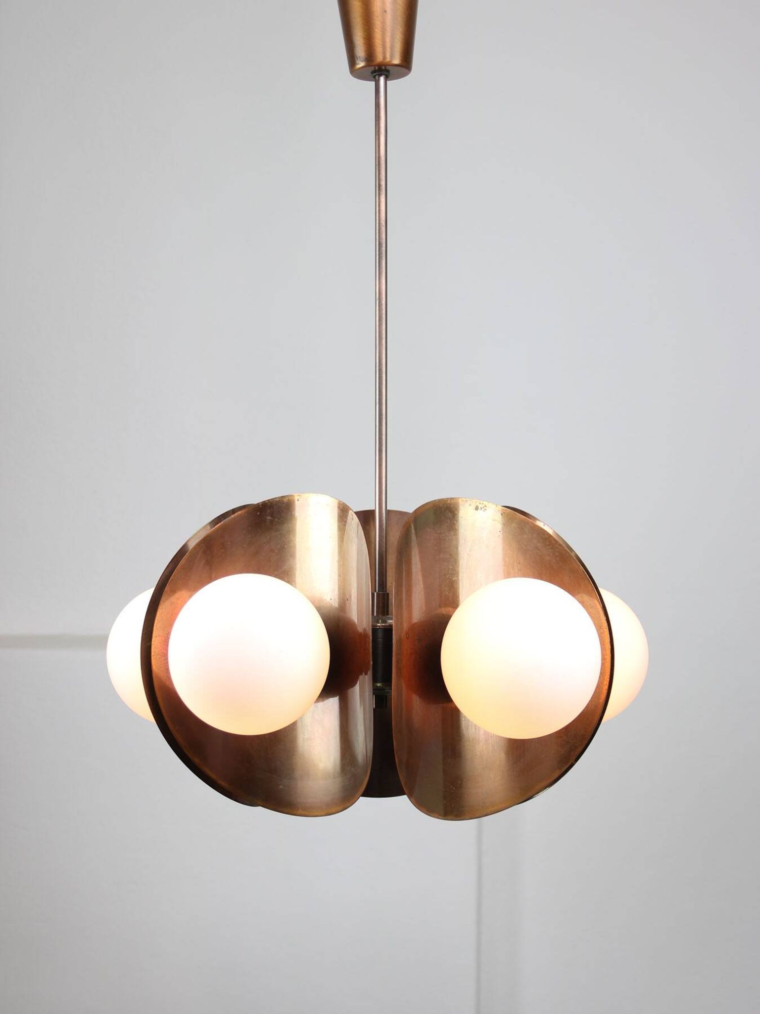 Lustre italien vintage en cuivre et opaline, années 70