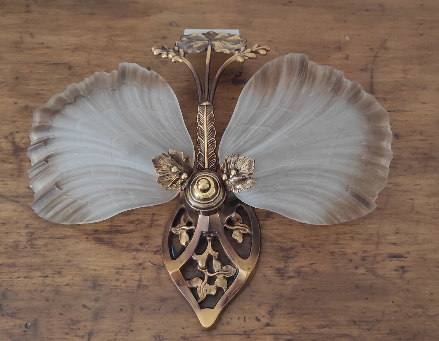 Art Deco/Art Nouveau shell and bronze wall lamp