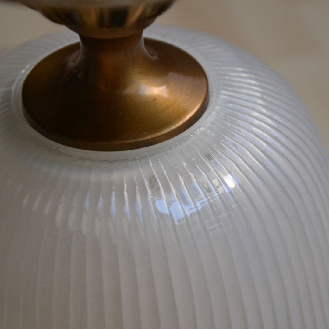 Suspension en verre strié et métal doré