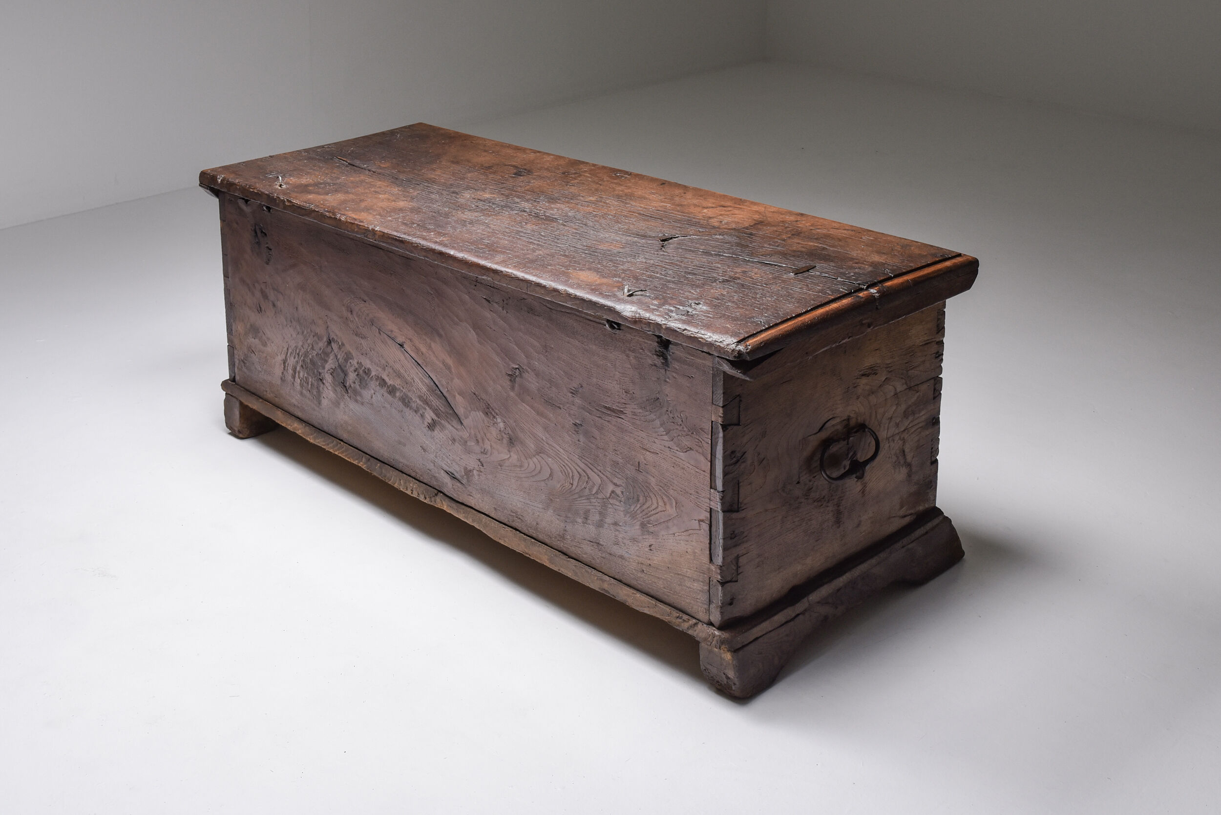 Coffre en chêne 18ème siècle France Haut-Savoie années 1850