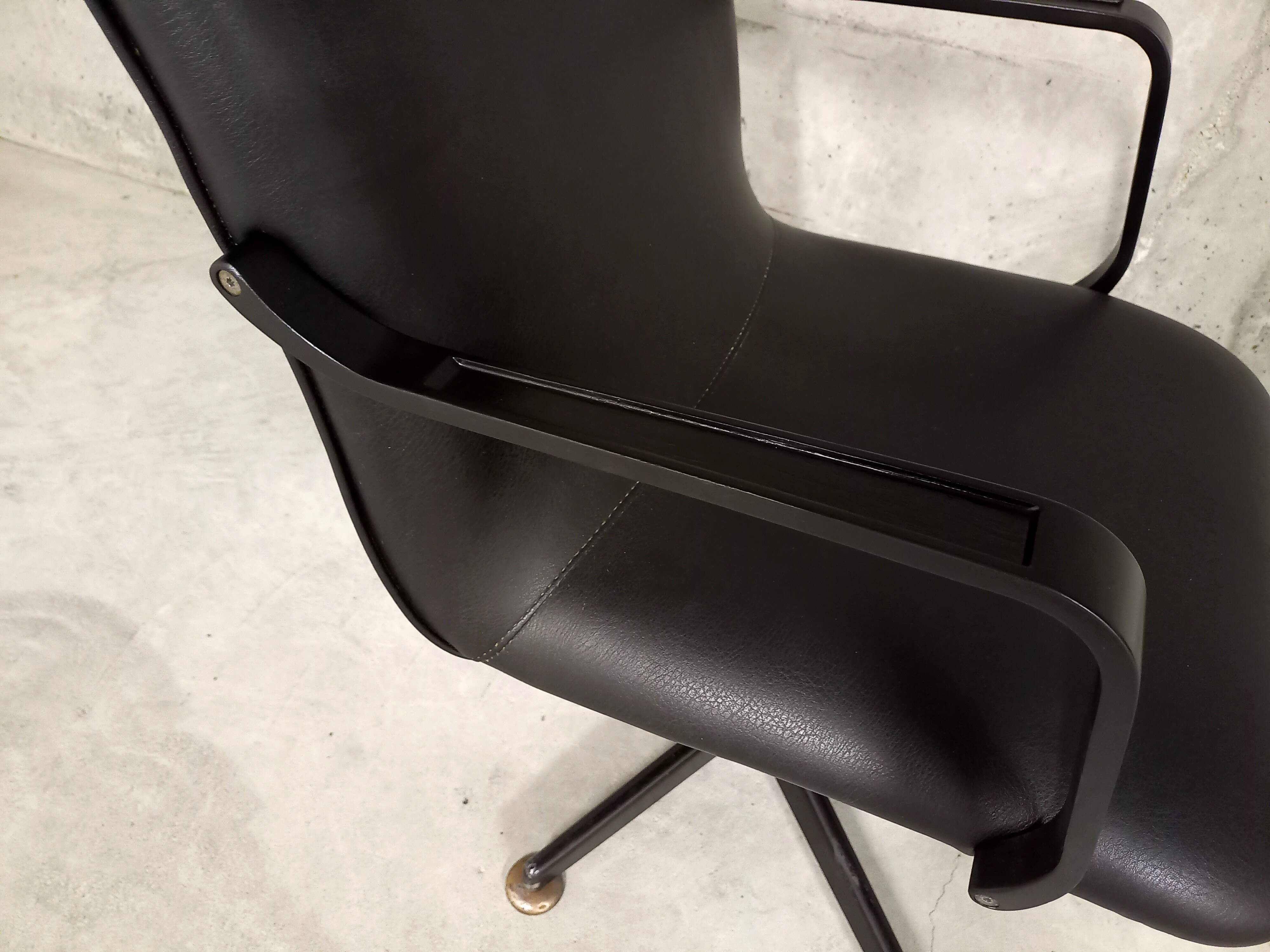 Vintage 70s swivel office chair in skai and black metal