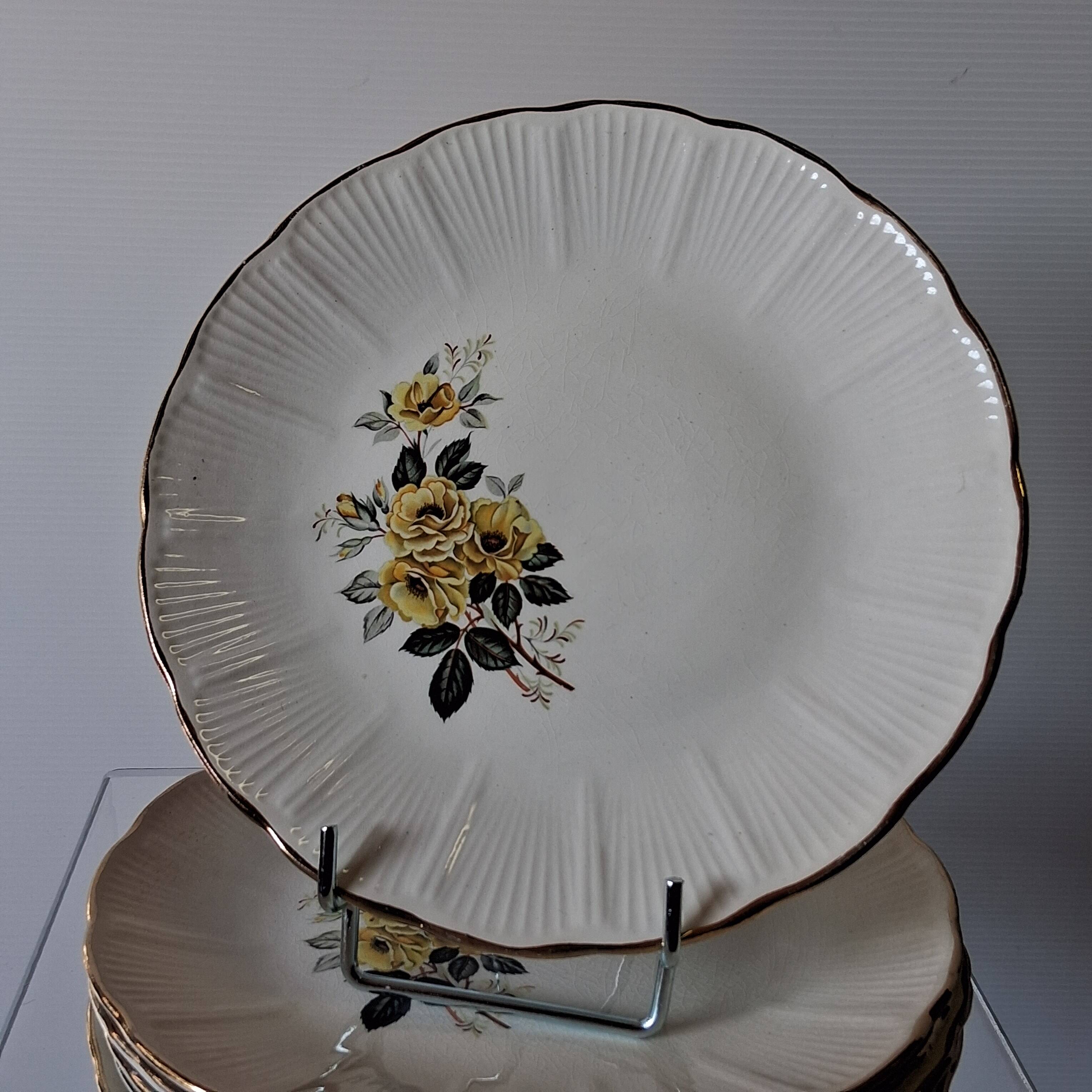 Set of 6 vintage dessert plates from L'Amandinoise in good condition.