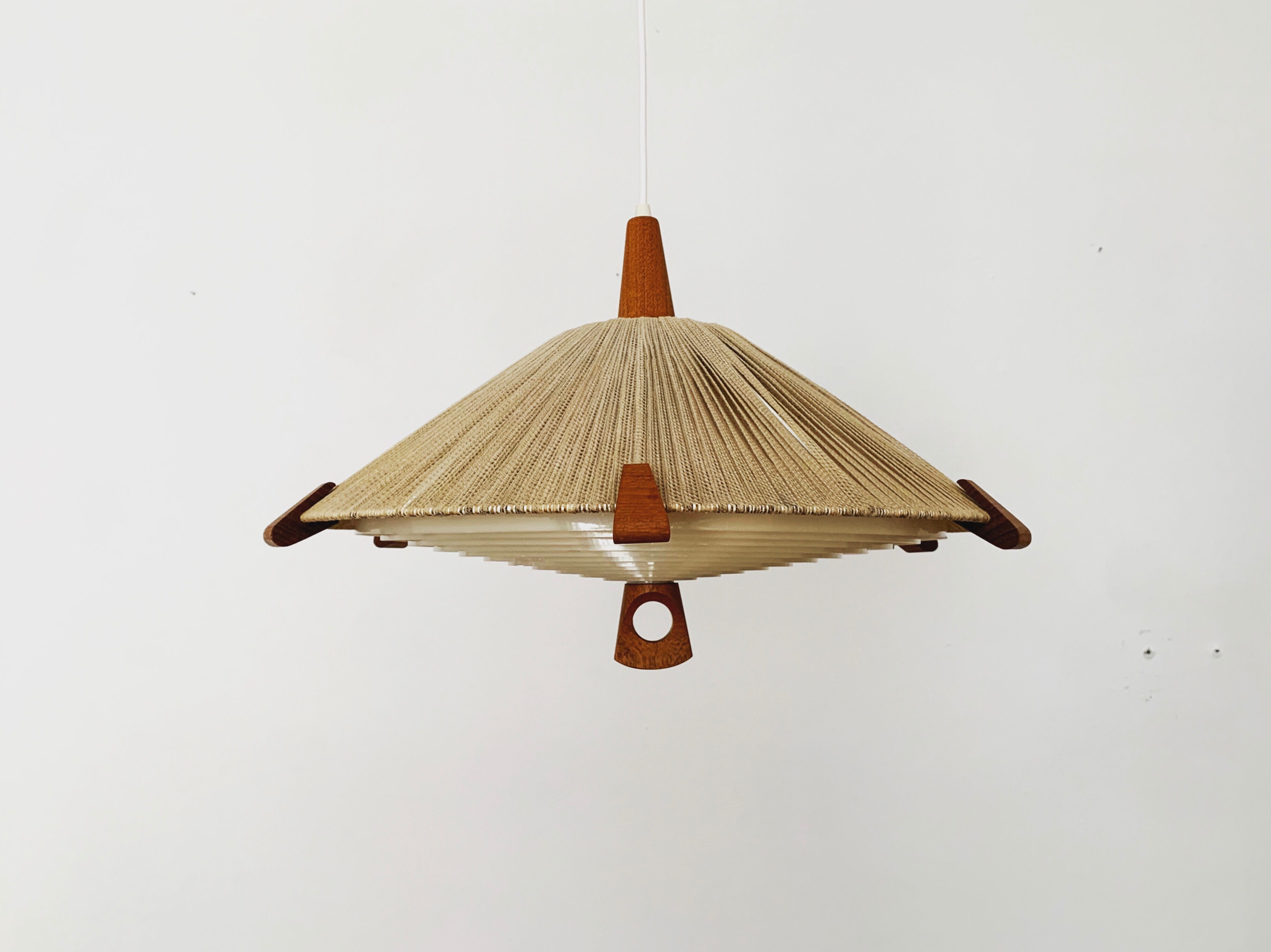 Suspension en sisal et teck par Temde