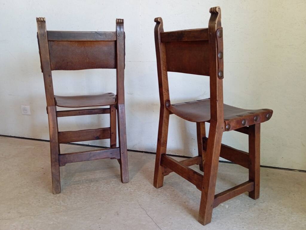 Set of 8 walnut and leather chairs from the 1950s