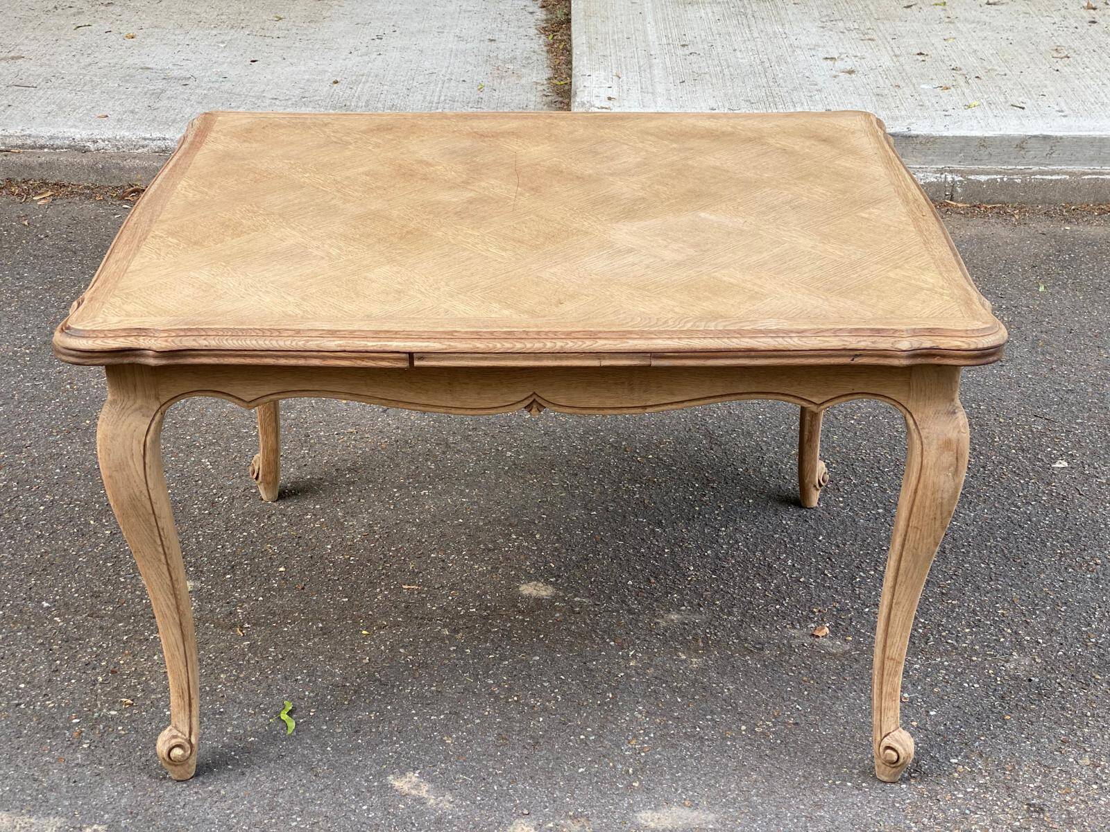 Table à manger extensible Louis XV bois massif chêne et marqueterie 200cm