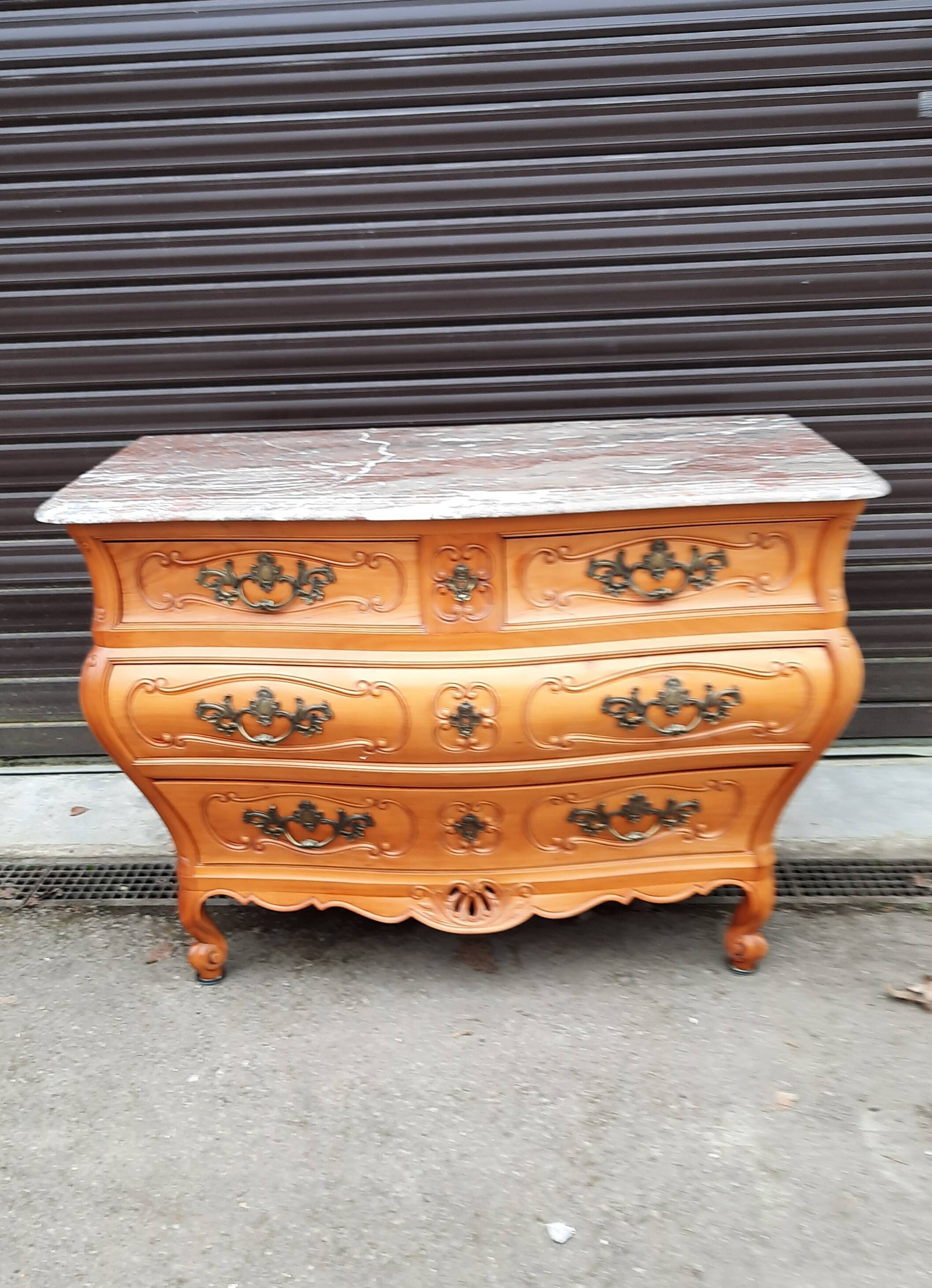 Important Louis XV chest of drawers