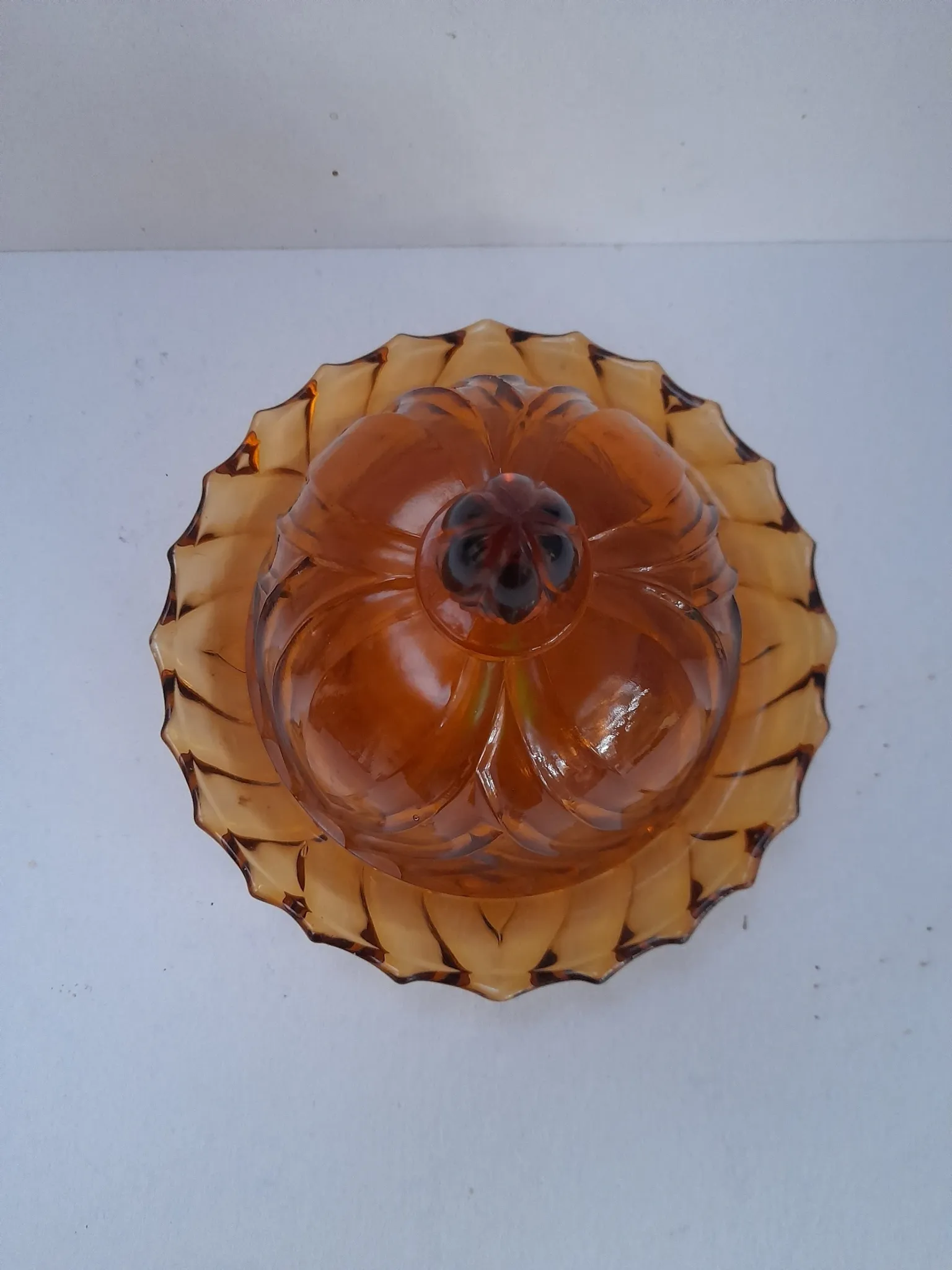 Beurrier ou cloche à fromage en verre ambre