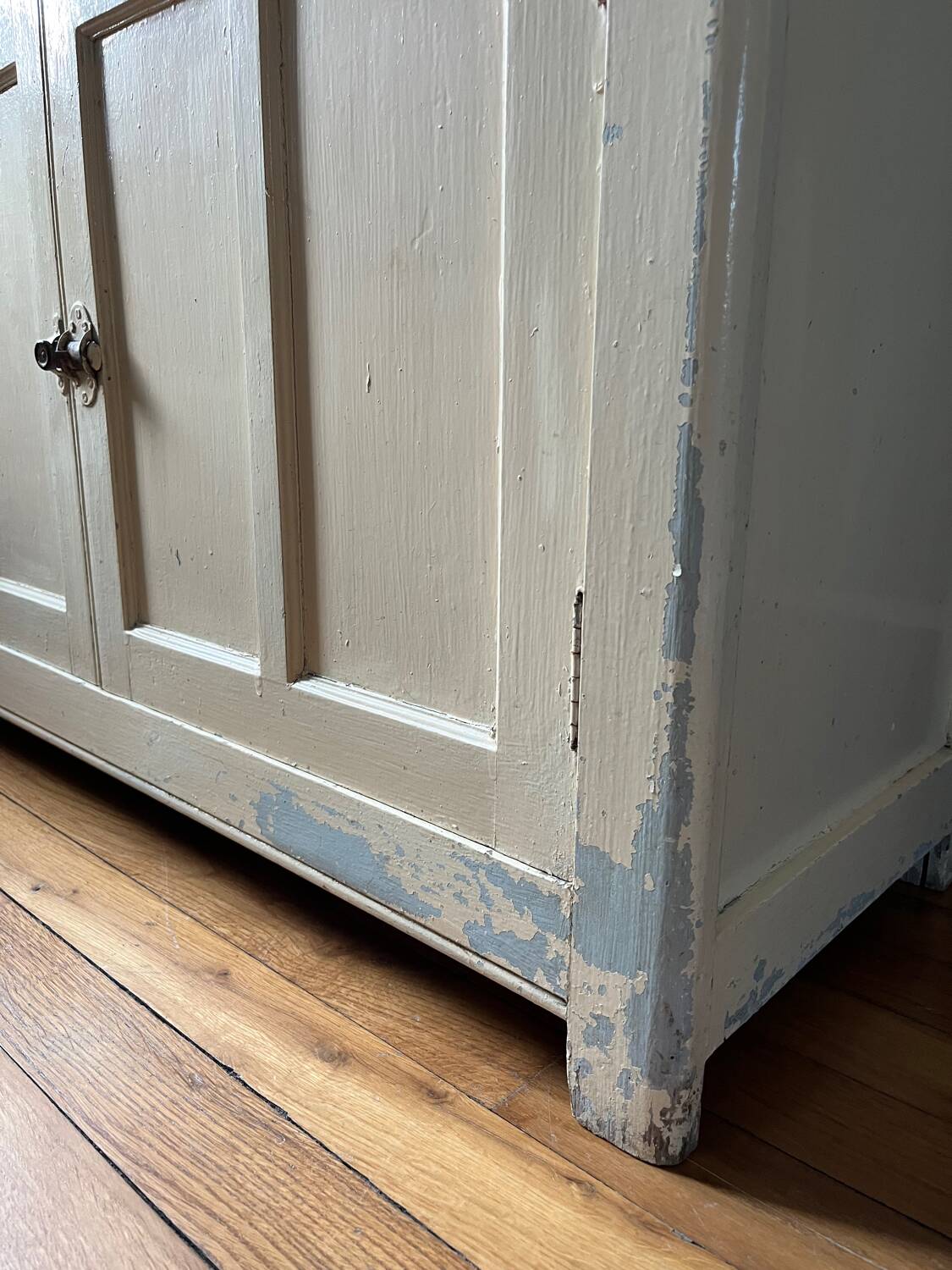 Buffet bas ancien en bois patiné avec plateau en tôle émaillée