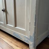 Buffet bas ancien en bois patiné avec plateau en tôle émaillée