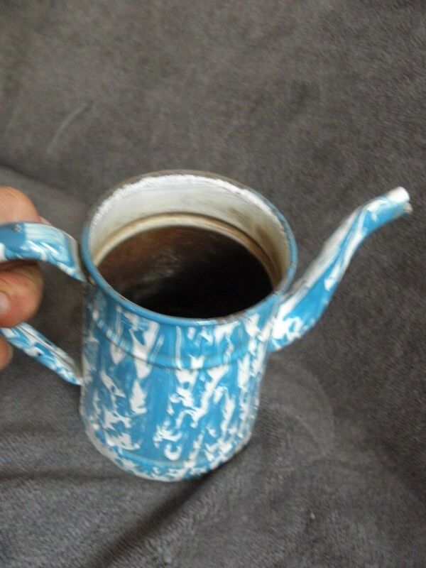 Cafetière vintage en émail bleu ciel français