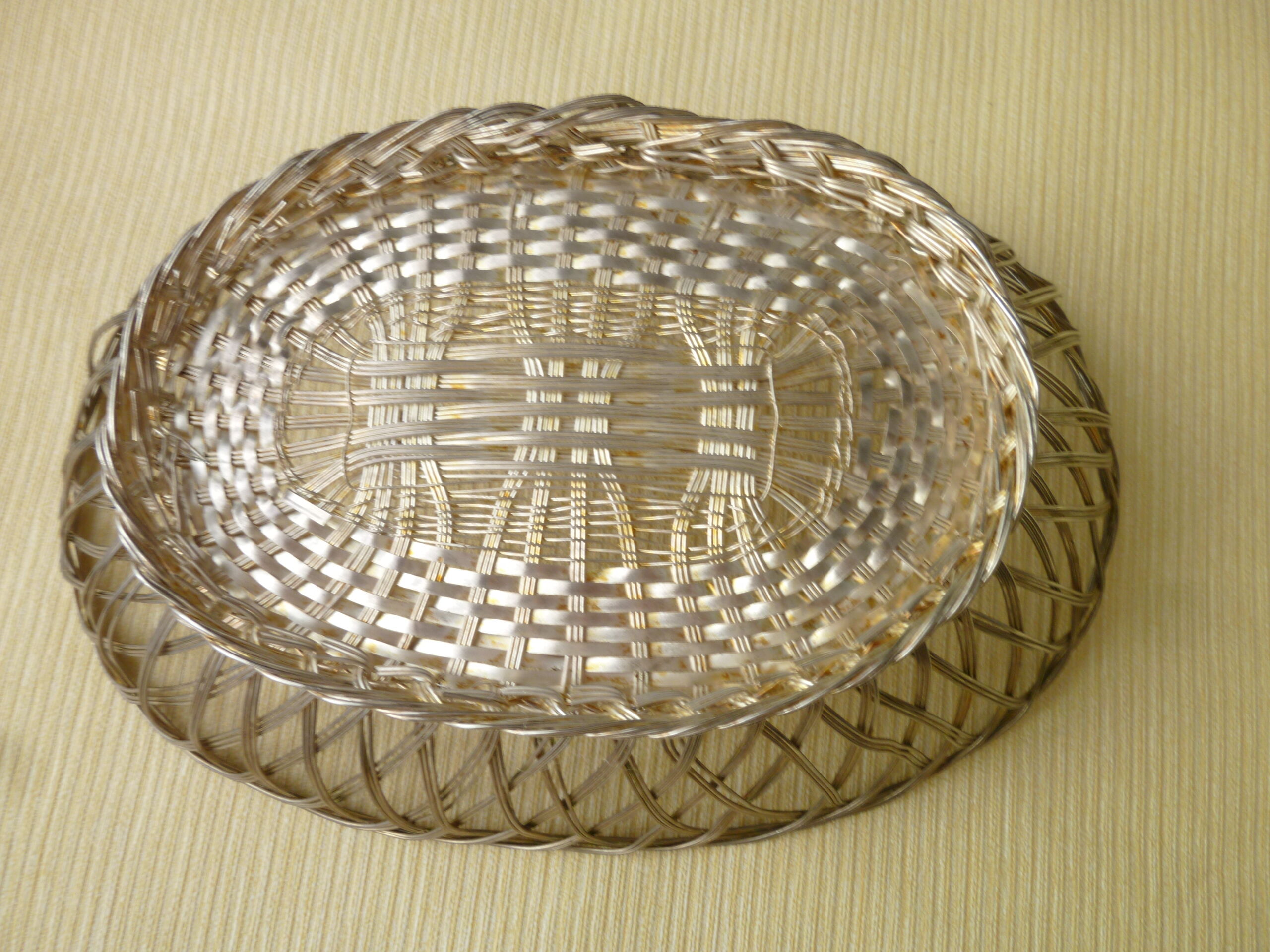 Corbeille à pain panière en fil de métal argenté tressé