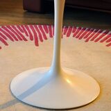 Knoll International table circa 1960, melamine wood top, white lacquered cast iron legs