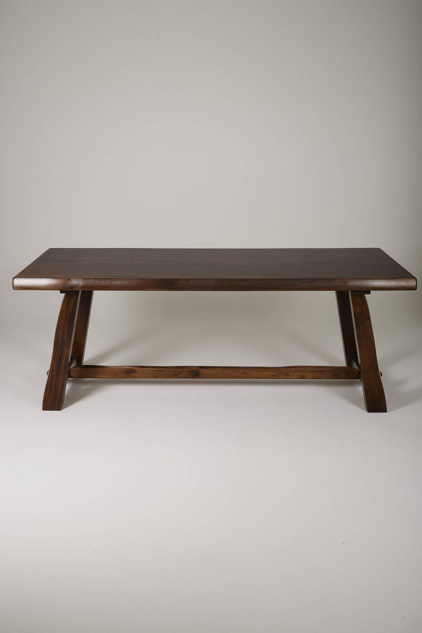 Table à manger brutaliste en bois massif