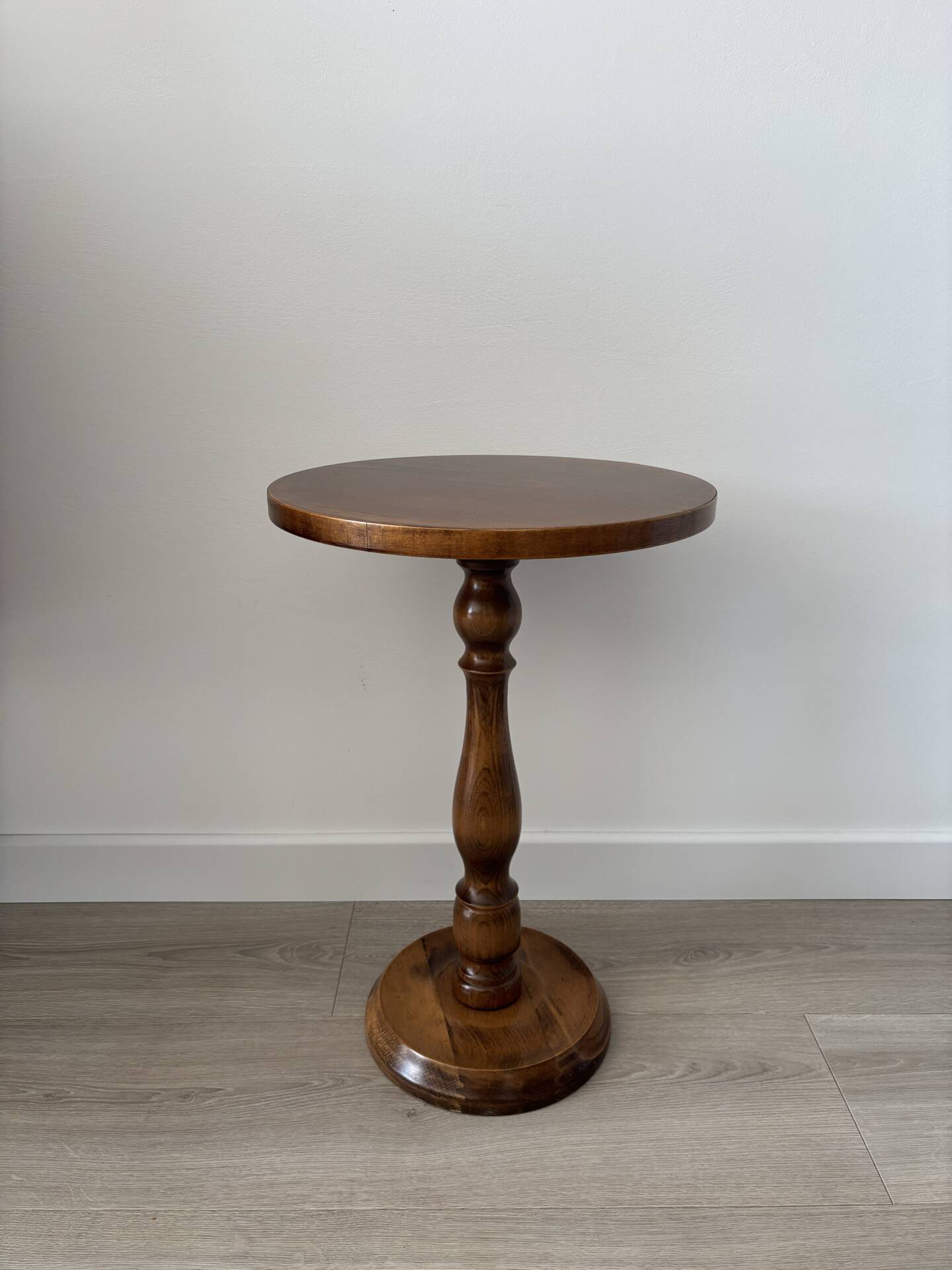 Small vintage wooden side table | Round accent table | Turned leg