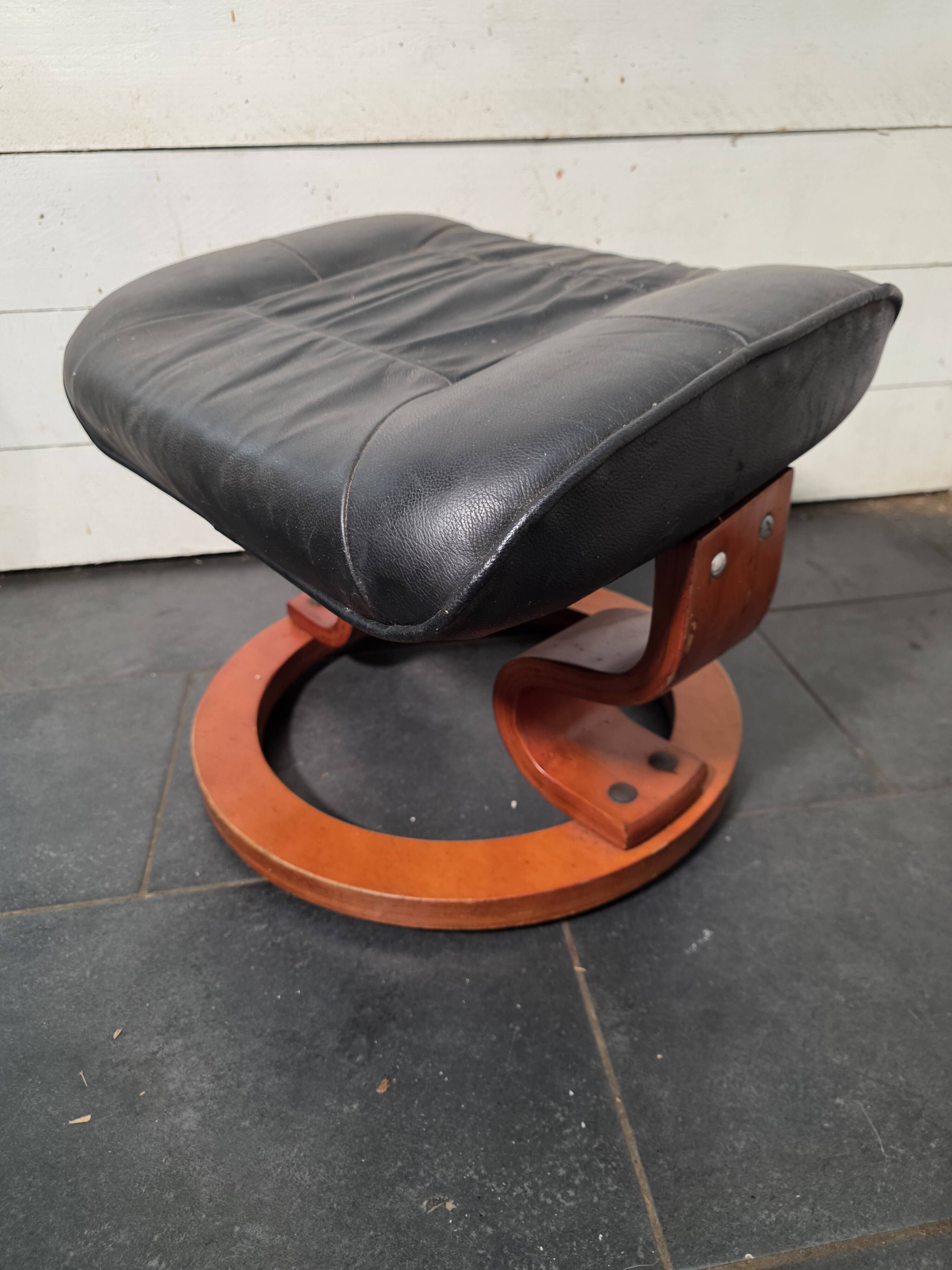 Footrest / Black leather and wood pouf - Stressless