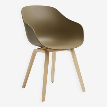 Chaise About A Chair AAC 222 couleur argile  et chêne - Hay