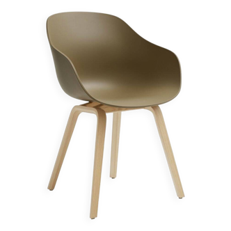 Chaise About A Chair AAC 222 couleur argile  et chêne - Hay