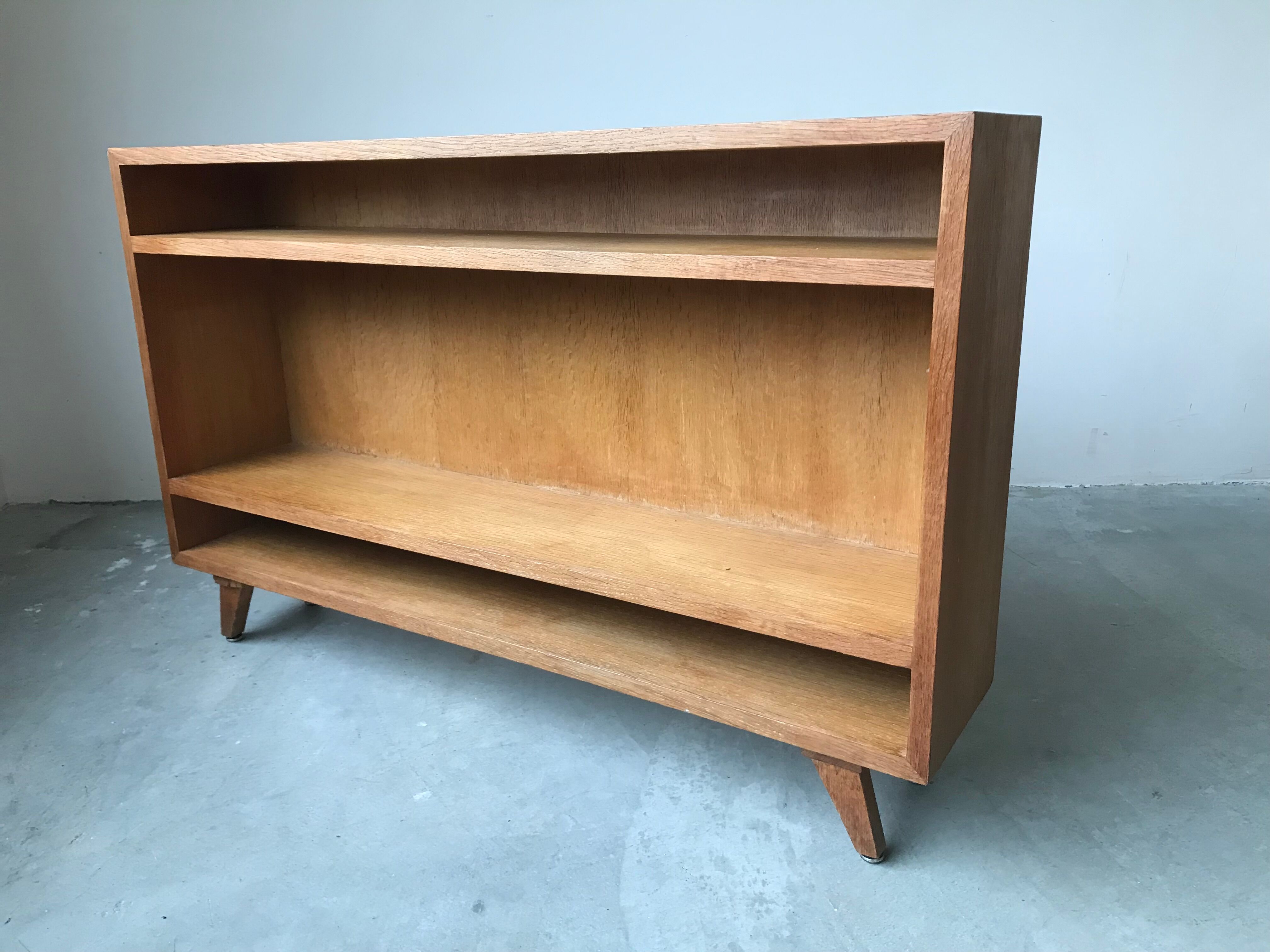 Small oak shelf, work of the 50s.