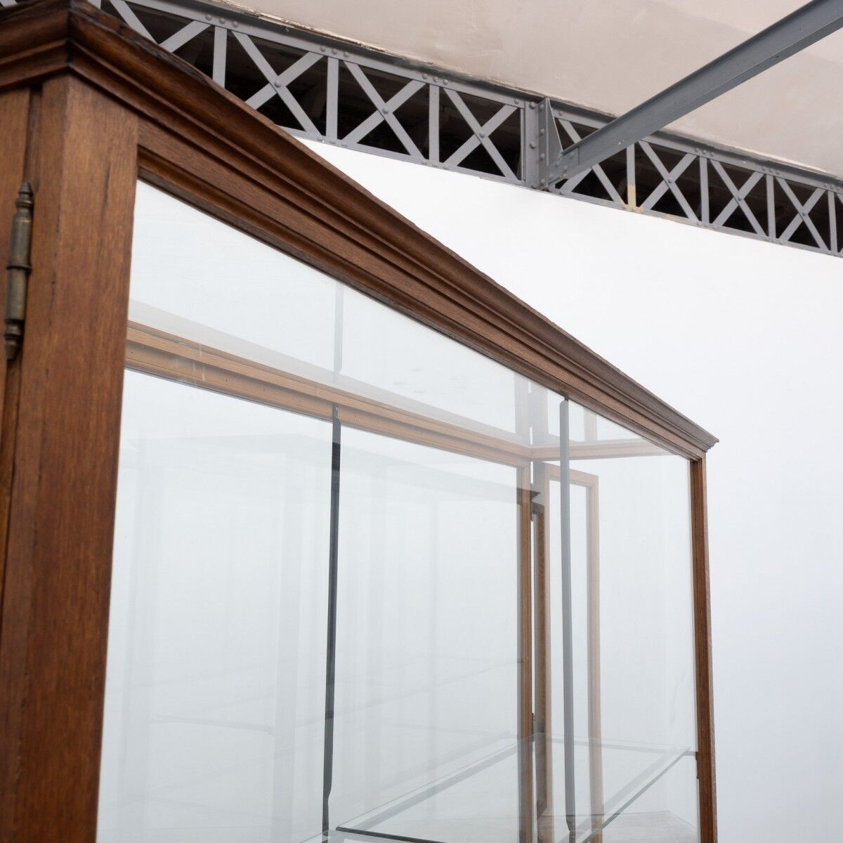 Central museum display cases in oak – Early 20th century