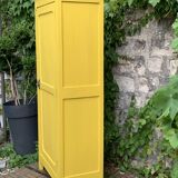 Armoire parisienne bonnetière ancienne jaune poudré.