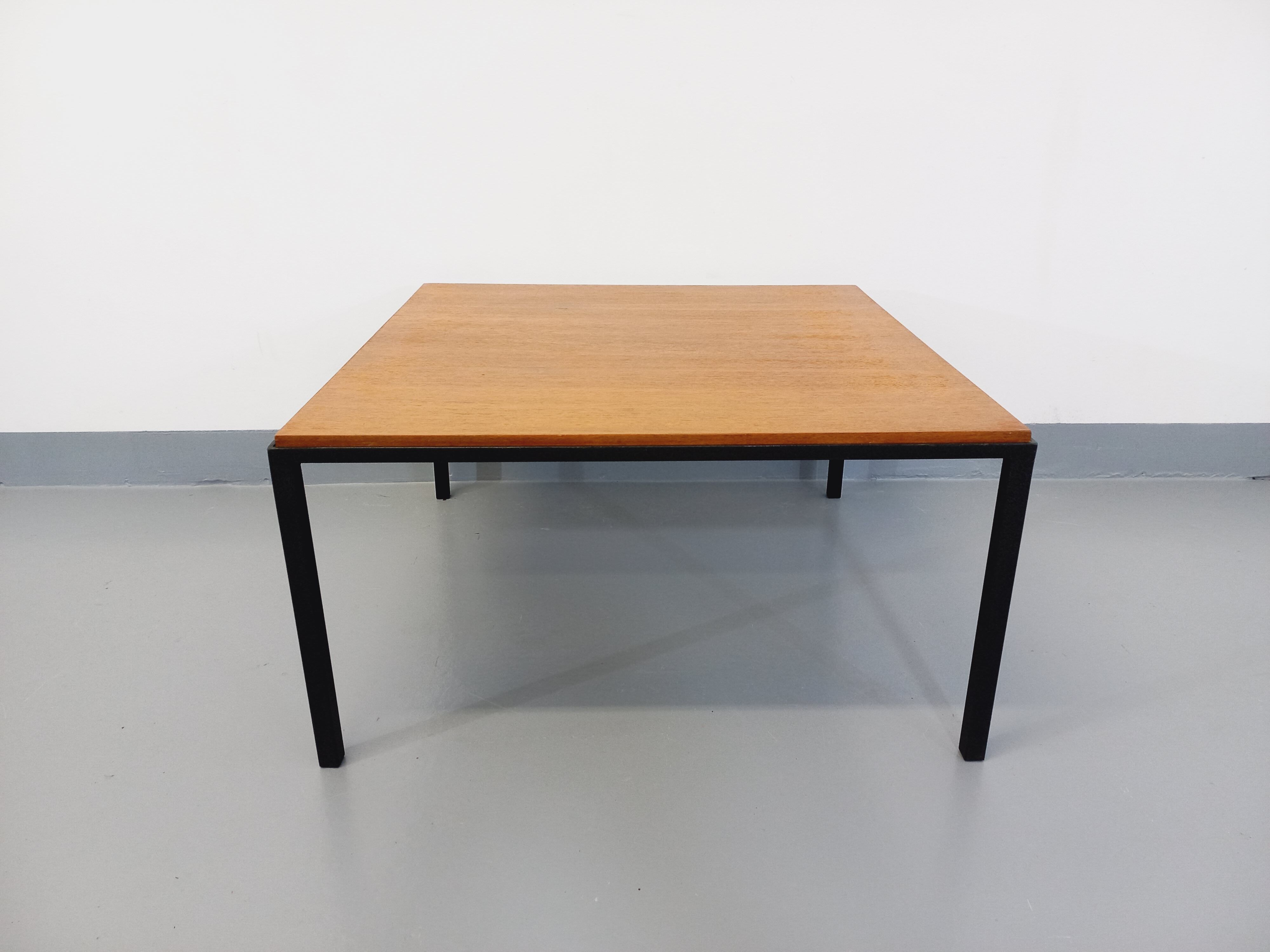 Table basse carrée moderniste vintage en teck et métal noir des années 60