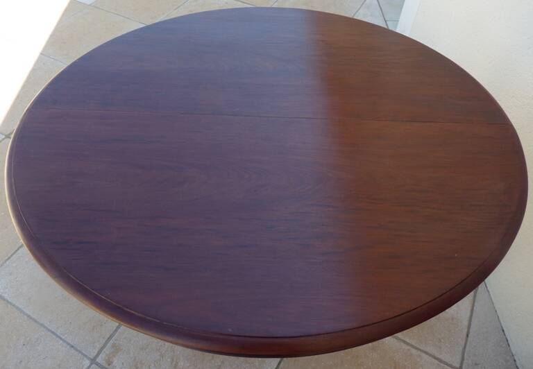 Table en acajou extensible  à 6 pieds fuselés et canelé style louis XVI