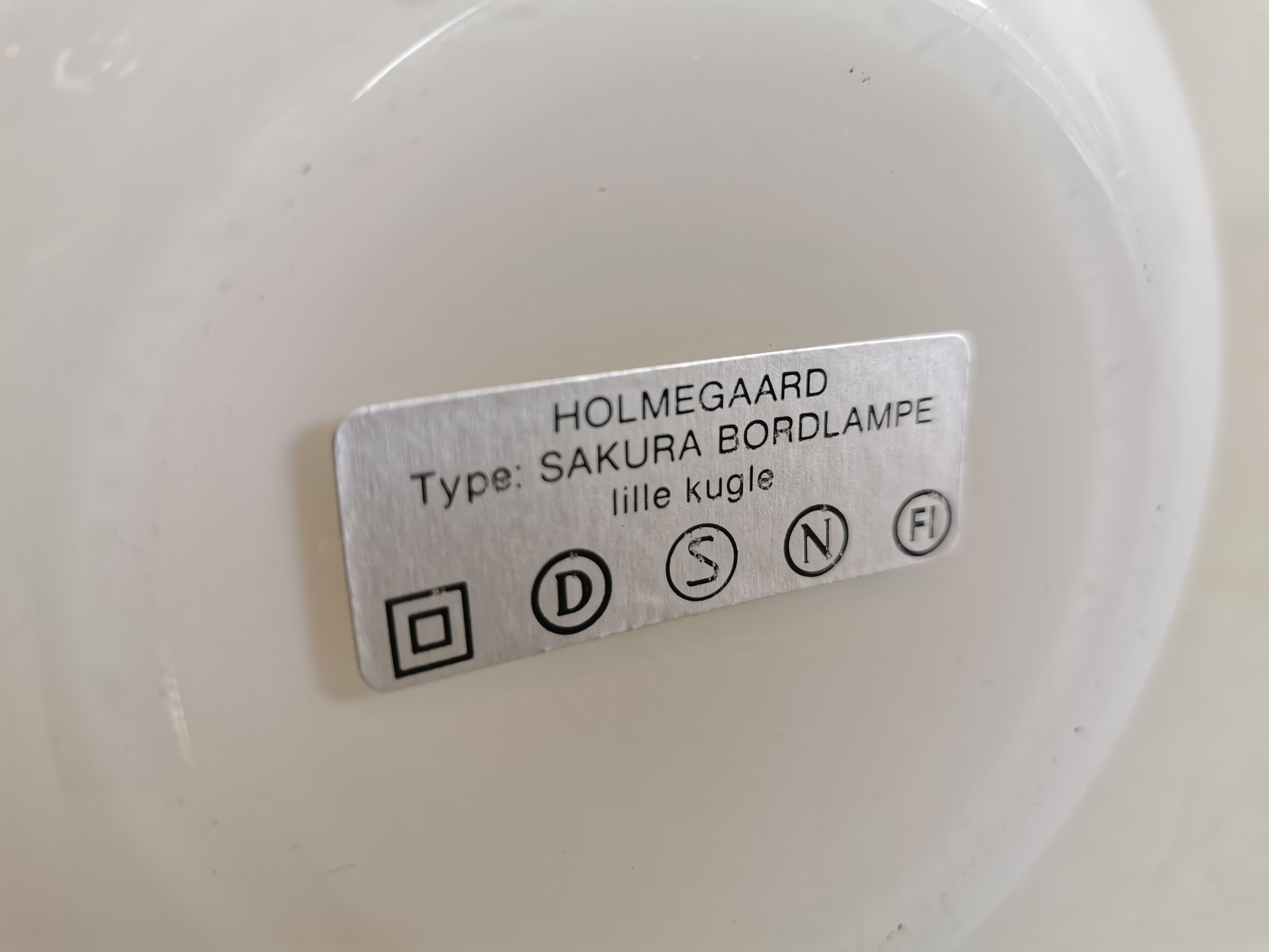 Table lamp in white opal glass, with pink details/decoration