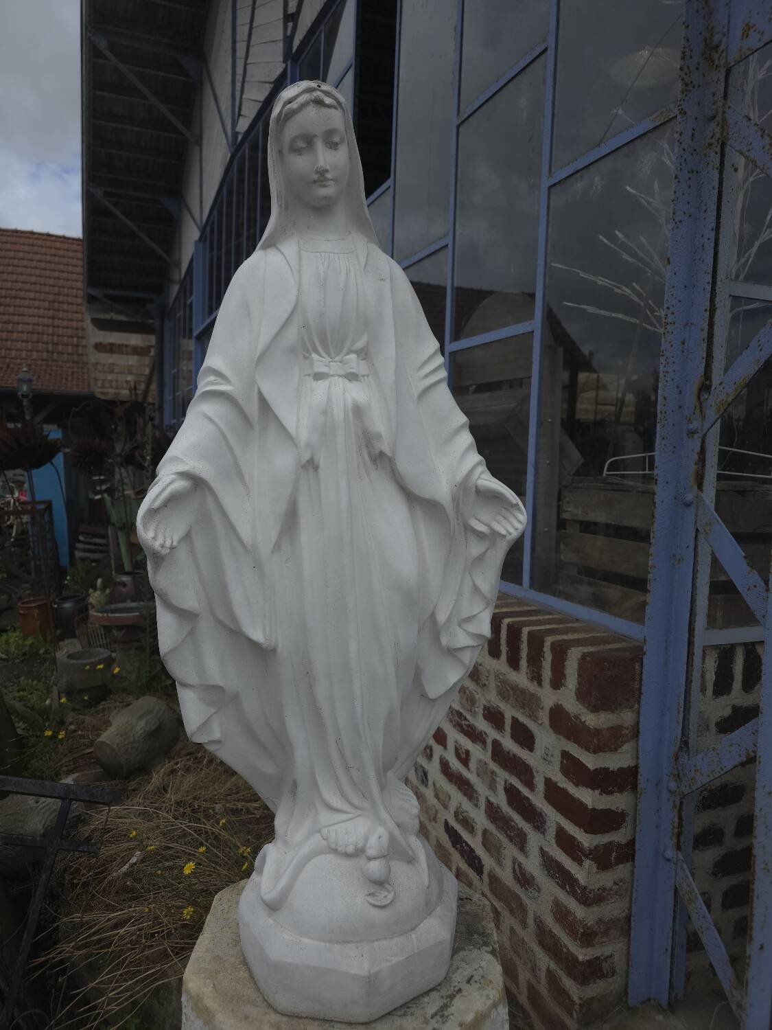 Statue de la Sainte Vierge en pierre