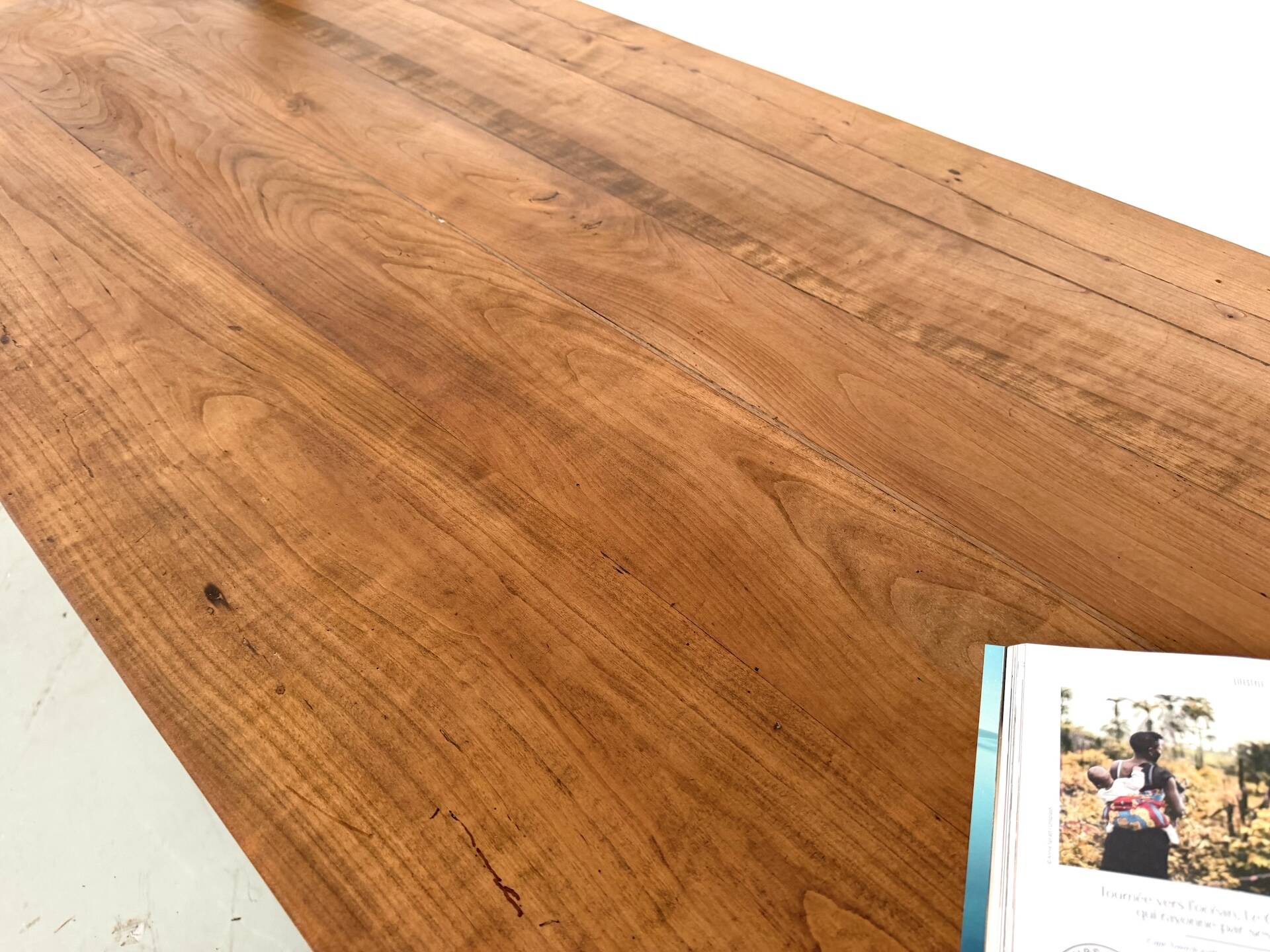 Grande table de ferme en merisier massif des années 1900