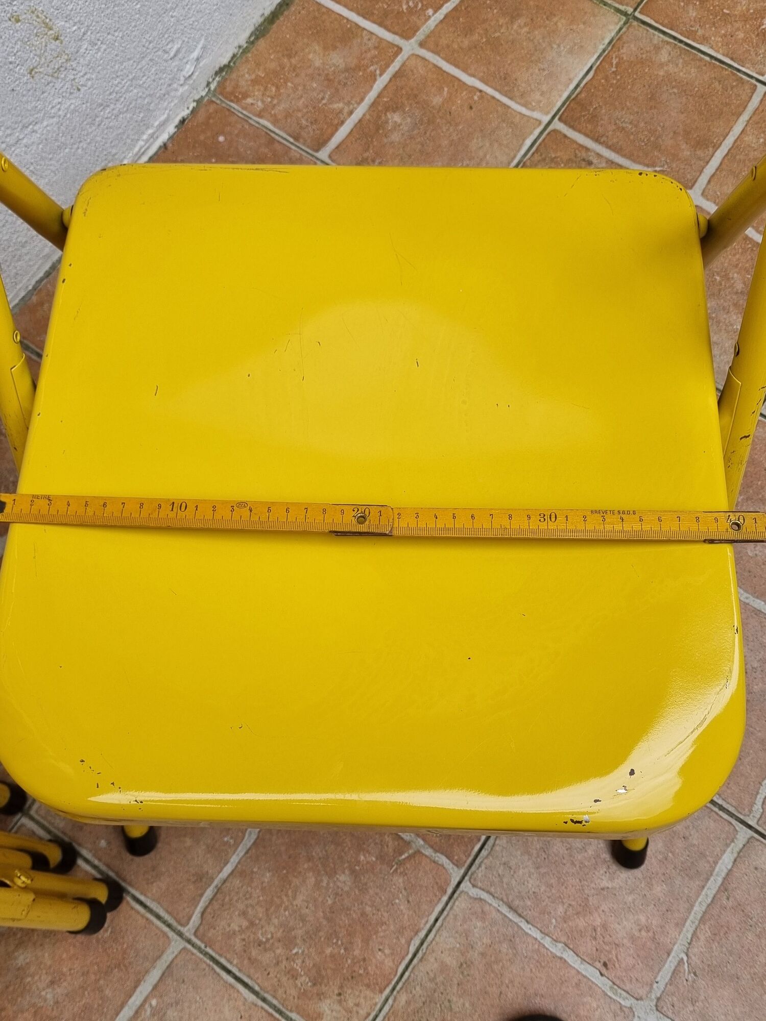 Ensemble de six chaises en métal pliantes jaunes Eurosit